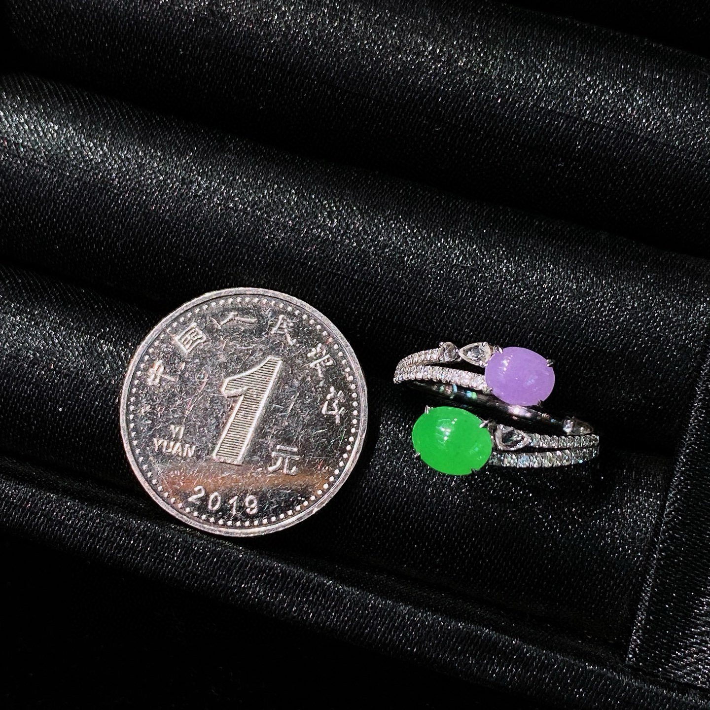 双色蛋面戒指 
紫罗兰的温柔与阳绿的贵气碰撞
让人眼前一亮，实物更美～
18k金镶嵌，佩戴美观大方！