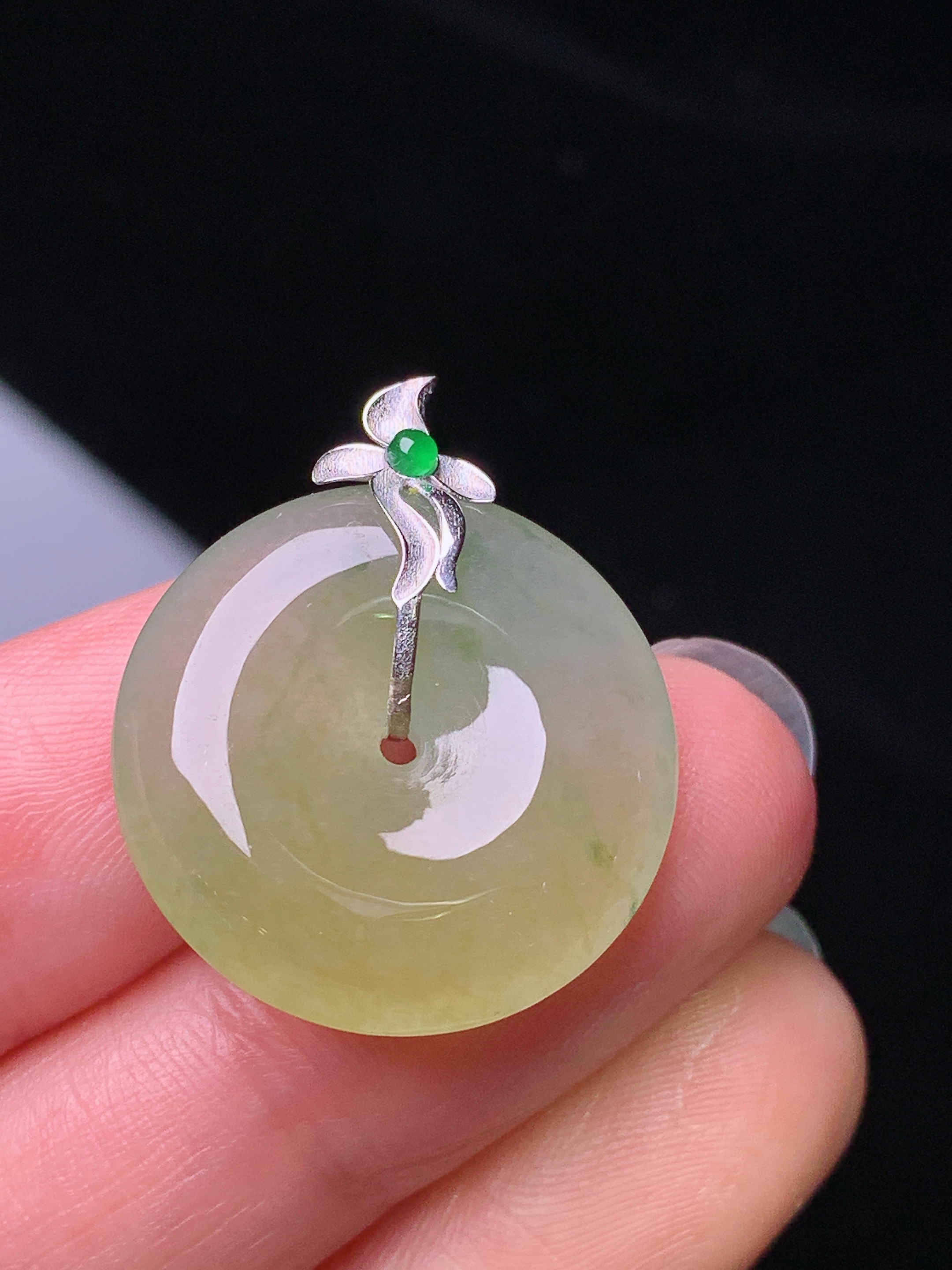18k金镶嵌黄翡平安扣吊坠 玉质细腻 色泽艳丽清新 水润亮眼 整体尺寸25.3*21*6j2