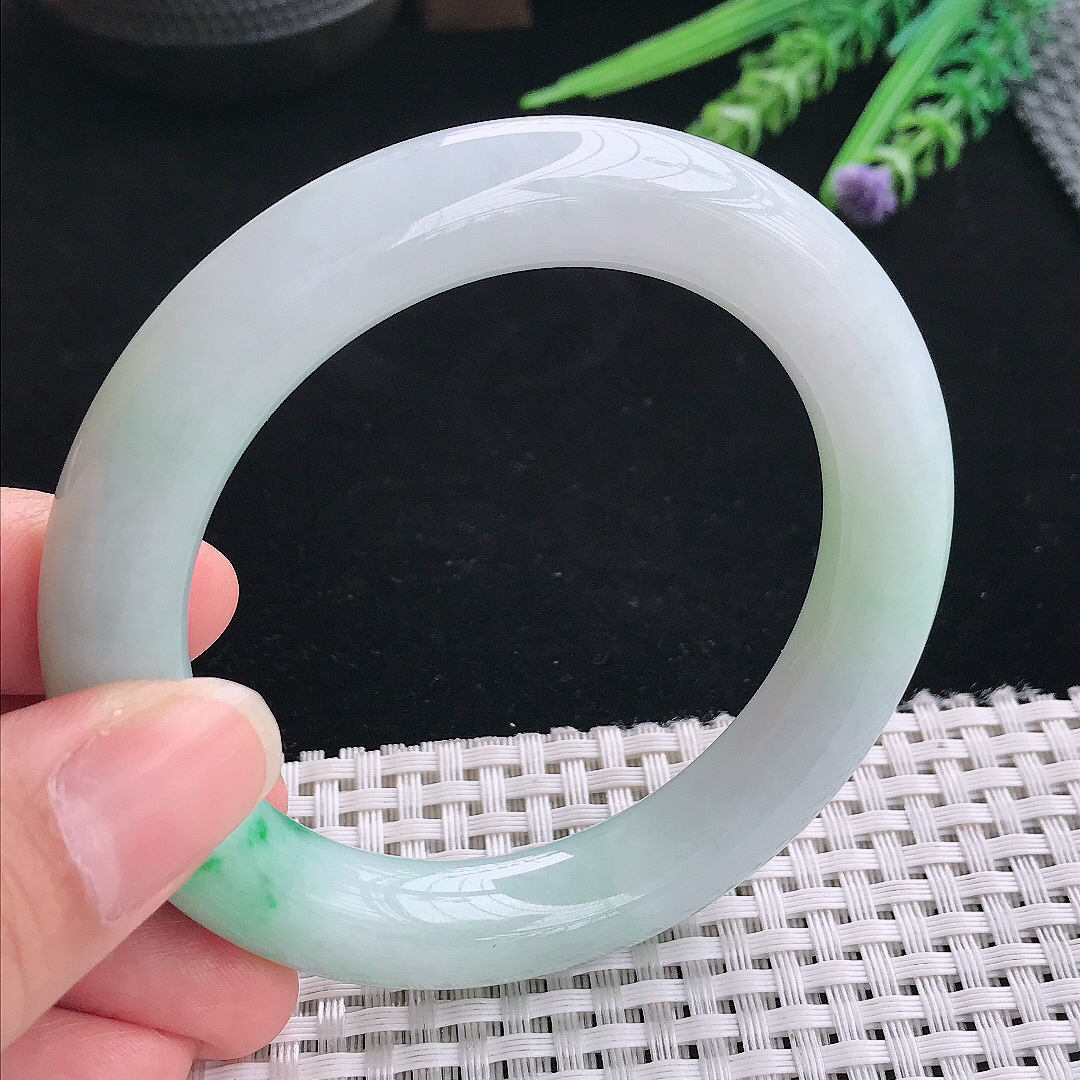 实拍A货翡翠56/11老坑精美温润飘绿胖圆条手镯翡翠玉镯手环