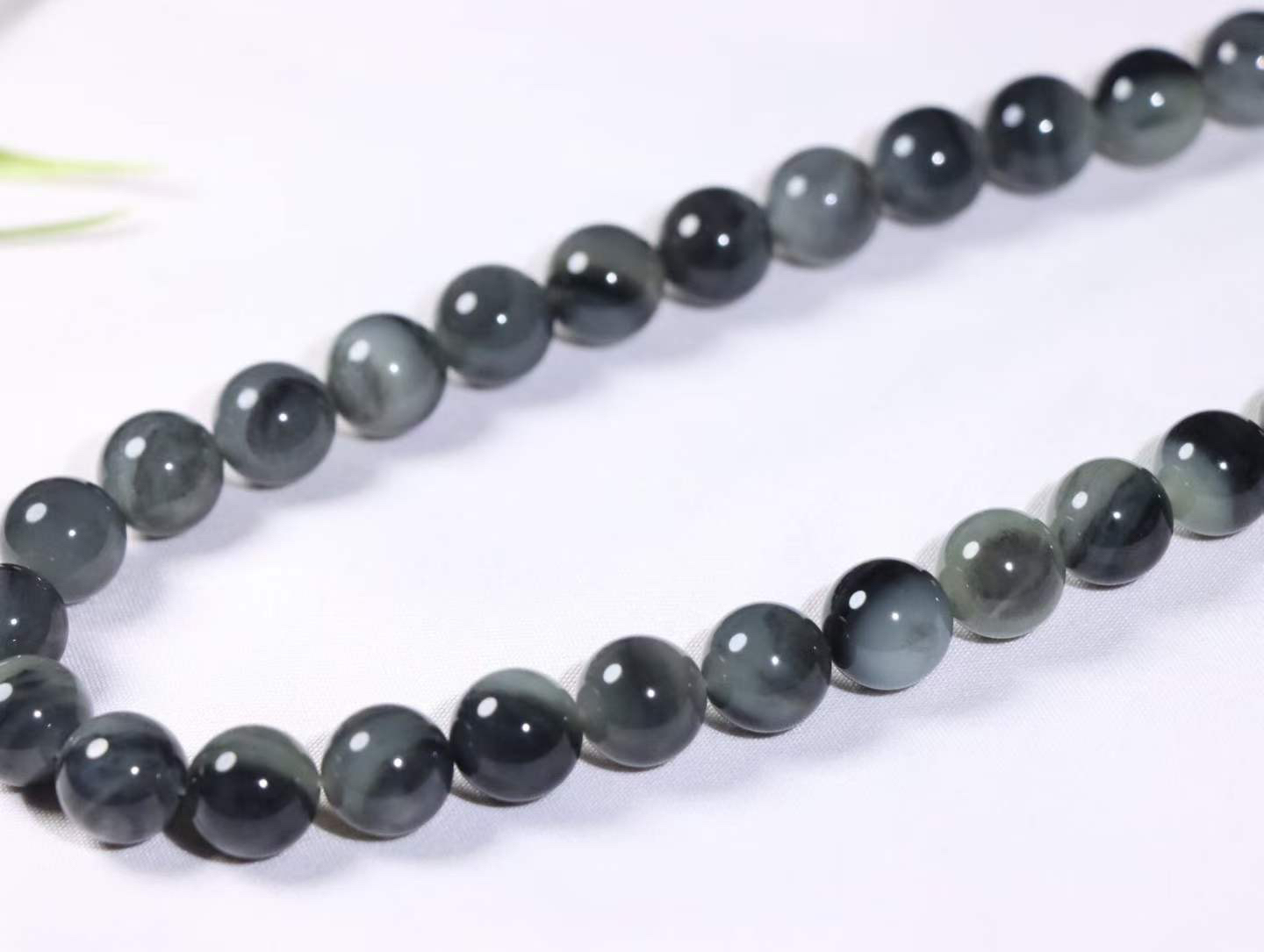 【水墨青花.项链】

新疆和田青花籽料珠圆玉润项链 玉质温润细腻  整串打磨圆润，佩戴舒适。珠珠落玉盘，间关莺语花底滑，一生美好时光，无论身在何处，都有它相伴相守。事事顺遂，幸福美满，吉祥如意。

重160克 尺寸12mm  36823212113O