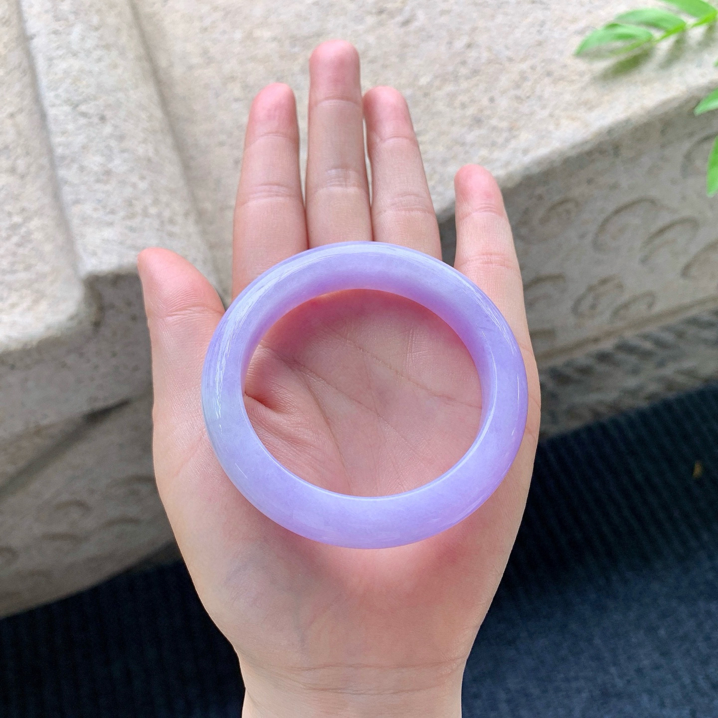 正圈50 51
【圈口】51.1/12/8.6
【描述】艳紫，满紫，水润，种老，细腻，无裂纹！