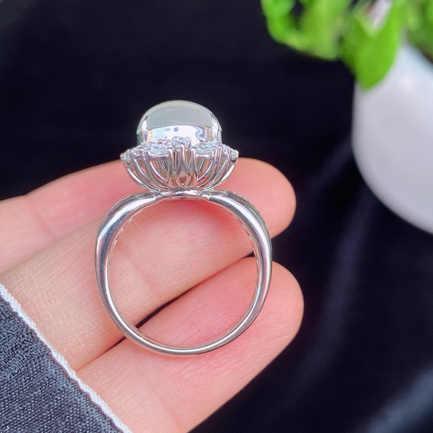 冰种蛋面戒指 
通透如冰，光泽细腻
18k金镶嵌，上手优雅
实物更美～