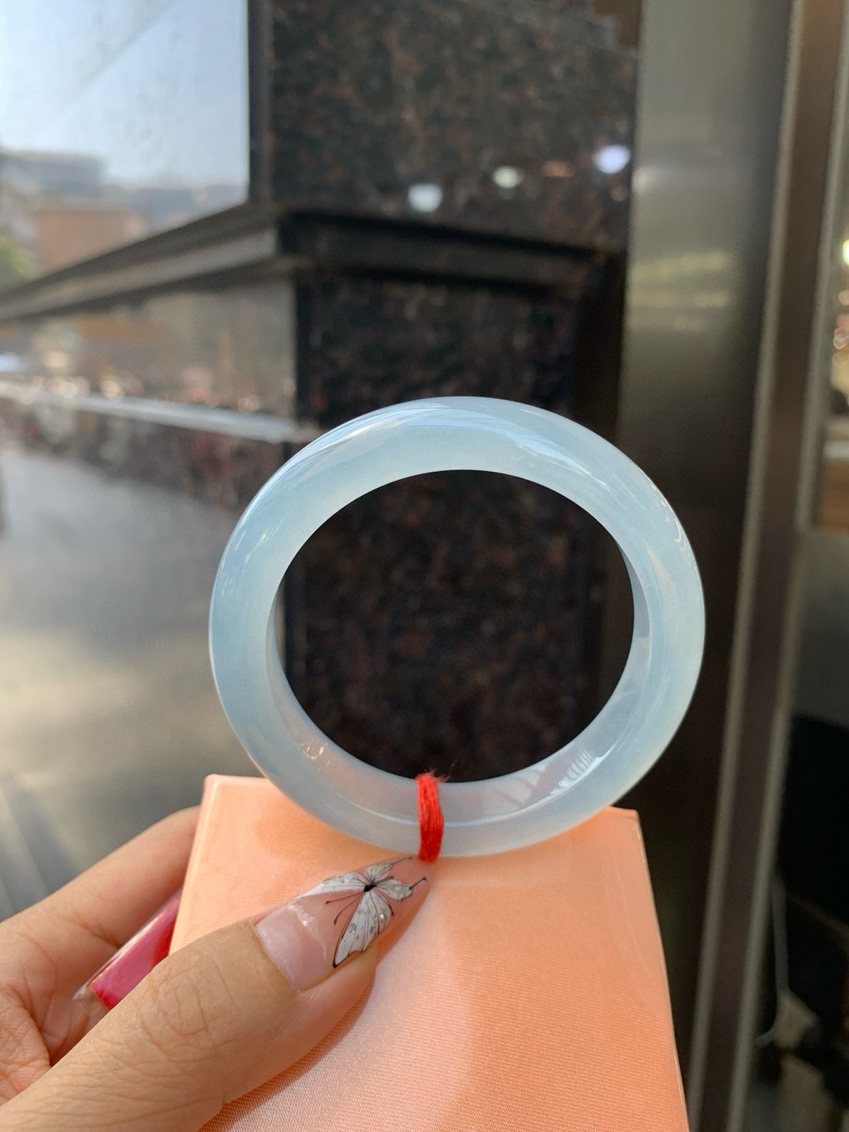 冰紫正圈，无纹裂
55.2-8.6-11.6
底妆冰润，淡淡粉紫，清透飘渺如雾般连绵，水光流转的美貌紫镯绝妙冰透，醉卧水云间，氤氲诗意的美跃然于手腕之间