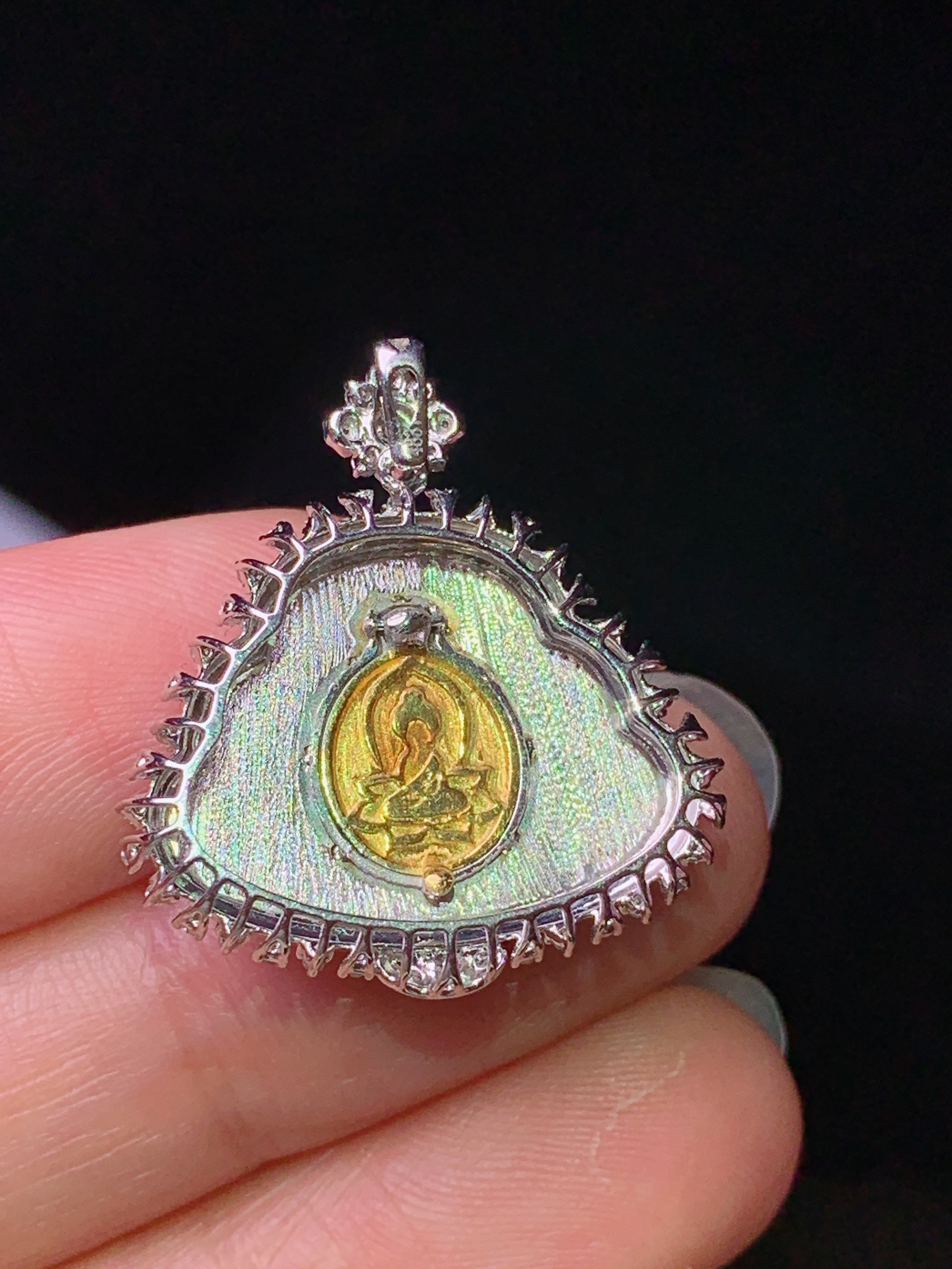 18k金钻镶嵌飘绿佛公吊坠 玉质细腻 色泽艳丽清新 水润亮眼 整体尺寸24.2*22.5*7.8j2