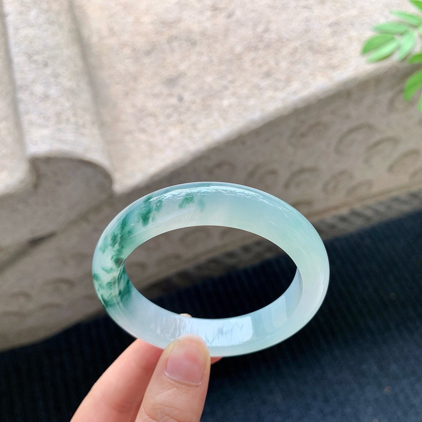 正圈52 53
【圈口】53.6/12.6/8.2
【描述】冰飘花，水润，种老，细腻，无纹裂！