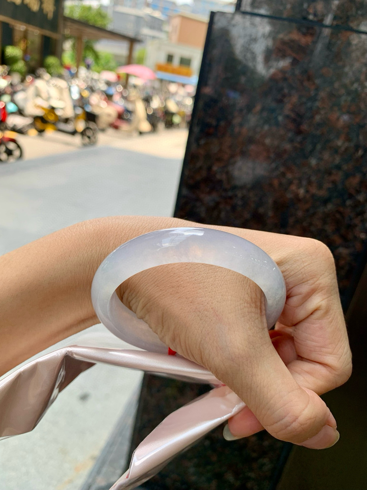 冰粉紫贵妃
54-48-7.6-12.3
底妆冰透有光感，梦幻冰粉紫，颜色淡雅，不像高饱和度的紫色那样扎眼，种水很通透，盈润感满满，不需要过多修饰，简单雕琢，韵味尽显其中。