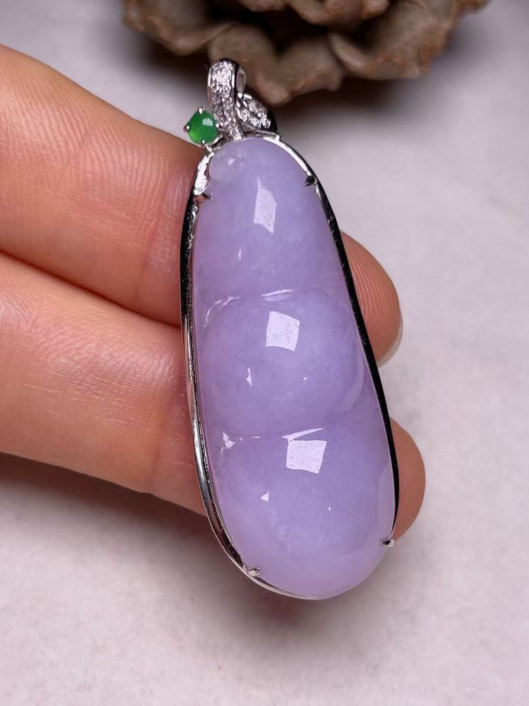 冰糯种紫罗兰福豆吊坠、真金真钻镶嵌，种水好，玉质细腻 .裸石尺寸 37.3*14.6