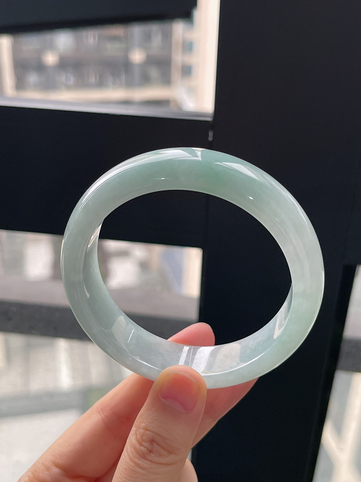 正圈57.9圈口，翡翠糯化种淡蓝绿色宽版手镯