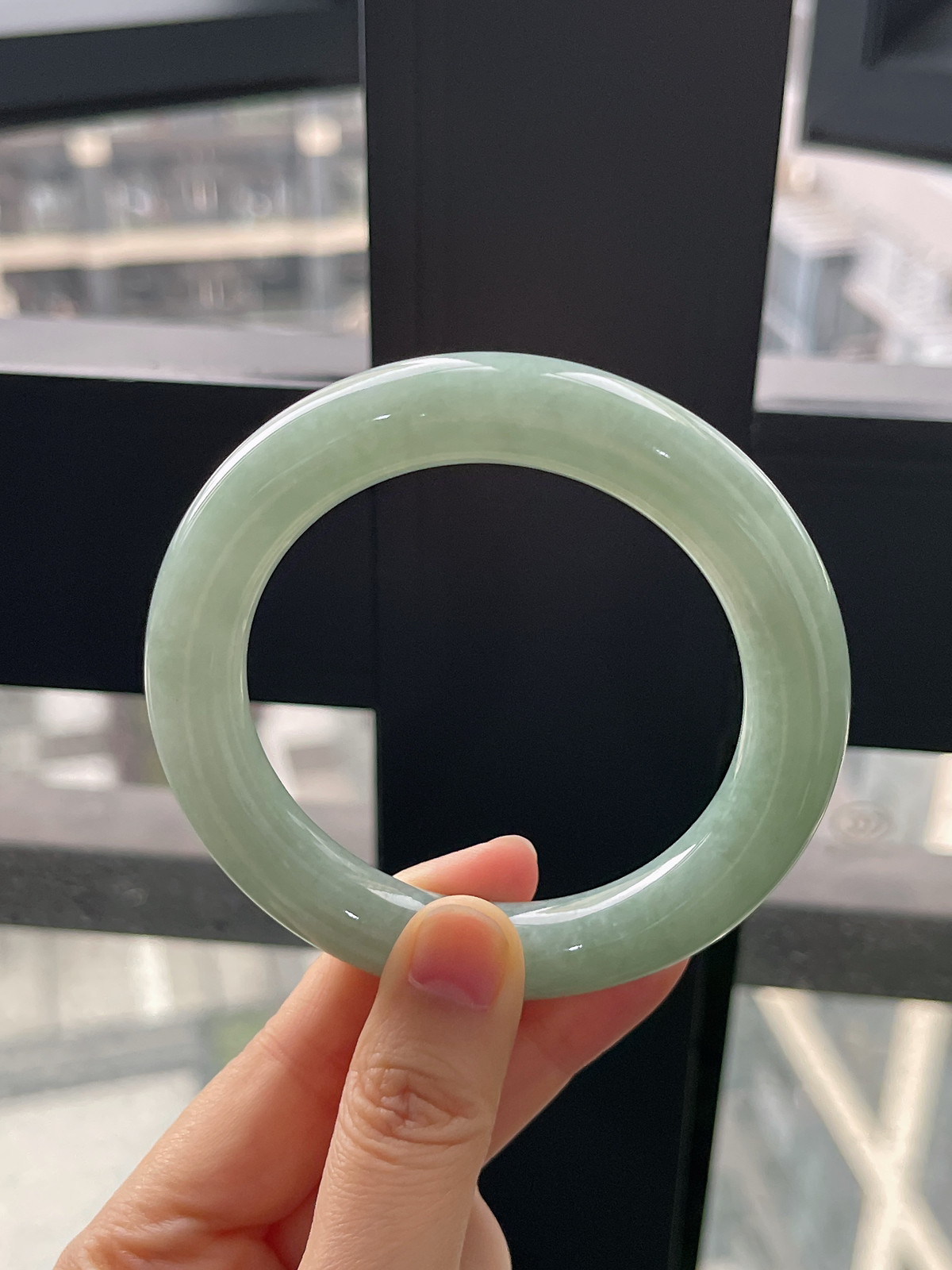 圆镯57.6圈口，翡翠糯化种淡绿色手镯