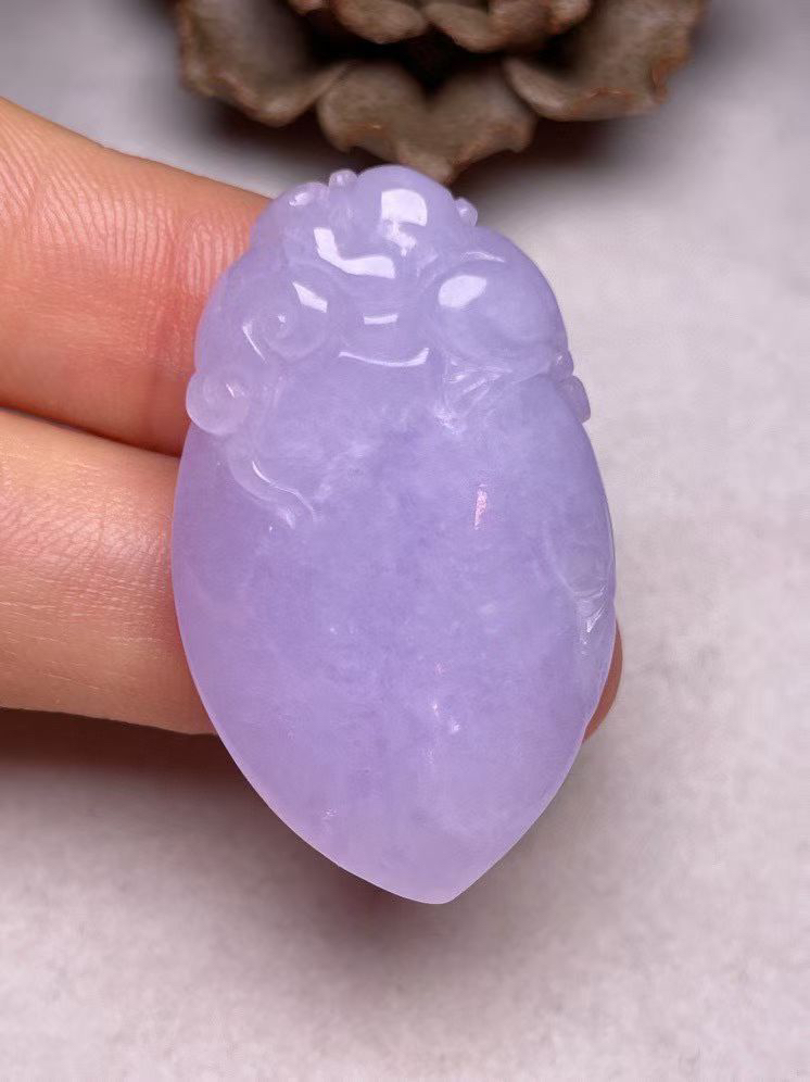 冰糯种淡紫罗兰【寿桃】吊坠、种水好，玉质细腻 ，卖相好‘
