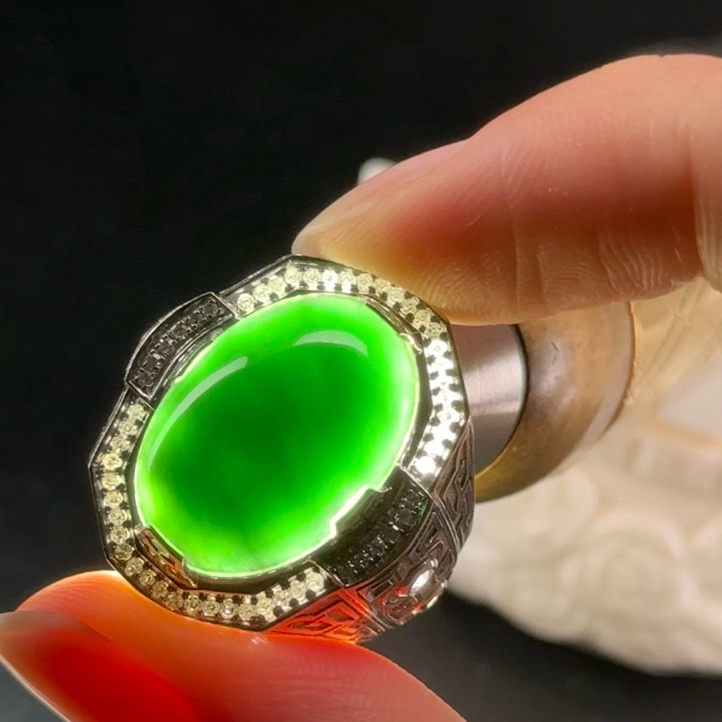 精品18k墨翠蛋面男戒 种好色正 黑度极好 打灯通透 油性十足 重金豪镶 尺寸20.7