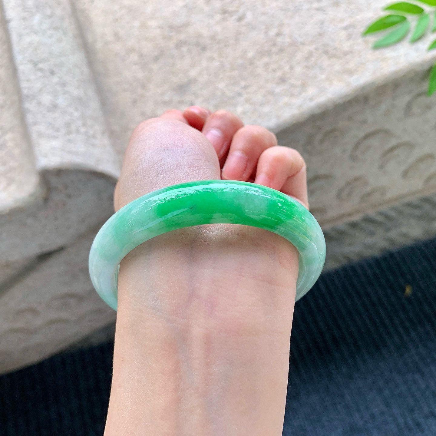 正圈56 57
【圈口】57.8/12.4/8.4
【描述】飘绿，水润，种老，细腻，无裂纹！