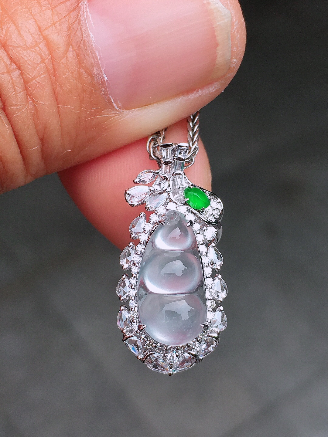 玻璃种福豆吊坠，玉质细腻，荧光感超
强，饱满圆润，尽显优雅气质，18k
金豪华镶嵌