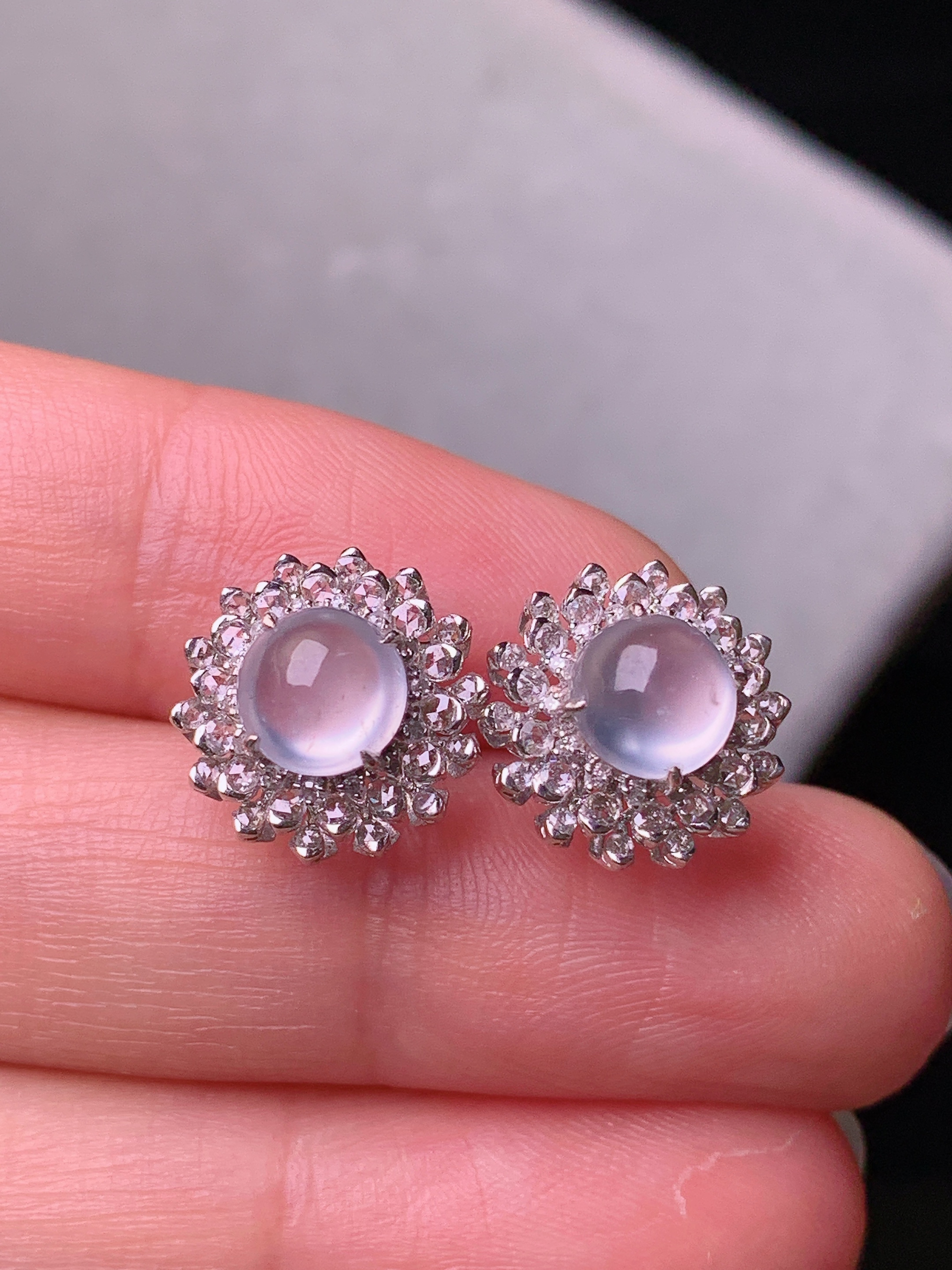 18k金钻镶嵌冰种蛋面耳钉 玉质细腻 色泽艳丽清新 水润亮眼 整体尺寸12*7.6t1