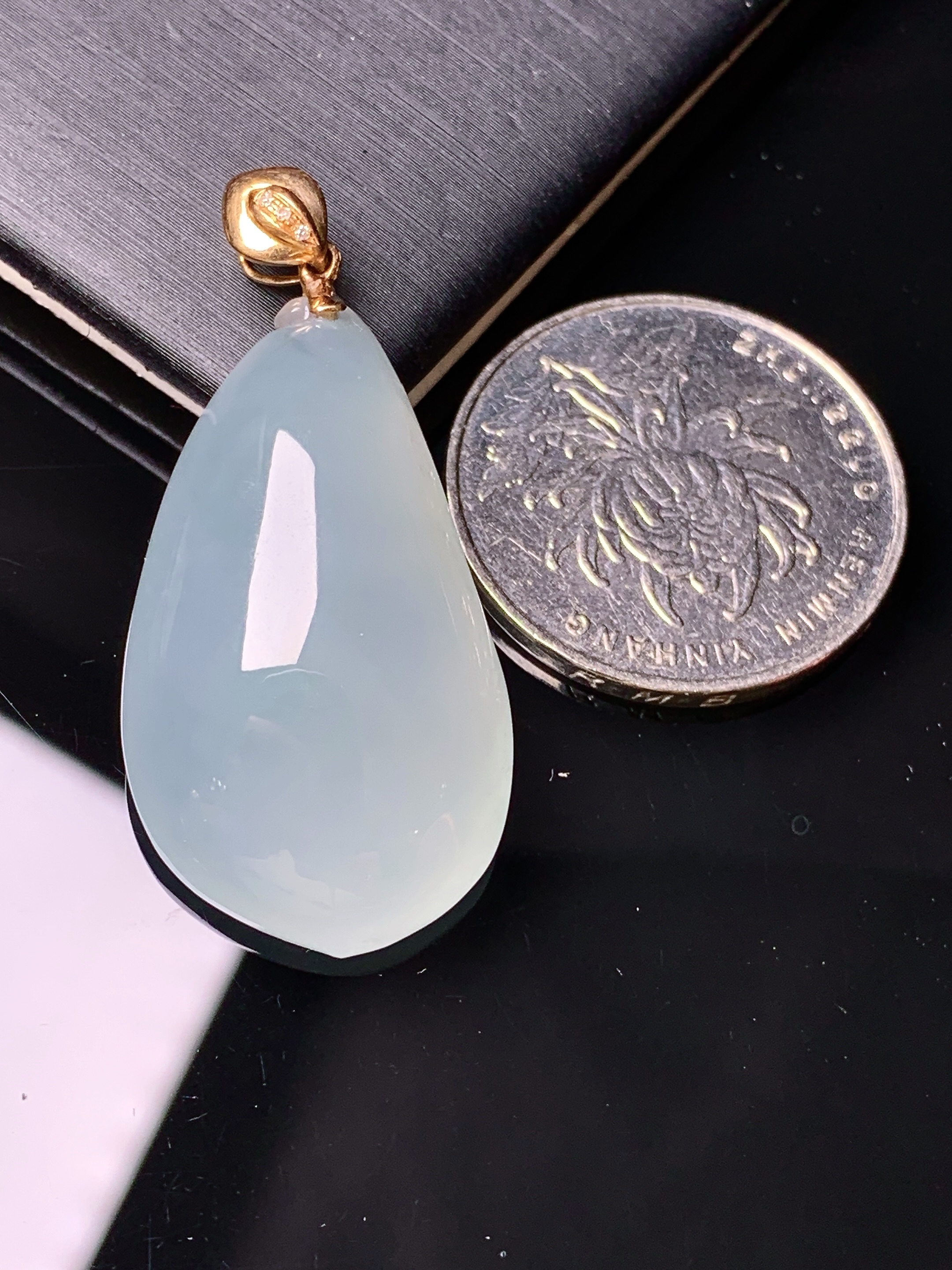 18k金镶嵌冰种福瓜吊坠 玉质细腻 色泽艳丽清新 水润亮眼 整体尺寸40.6*19*10j2