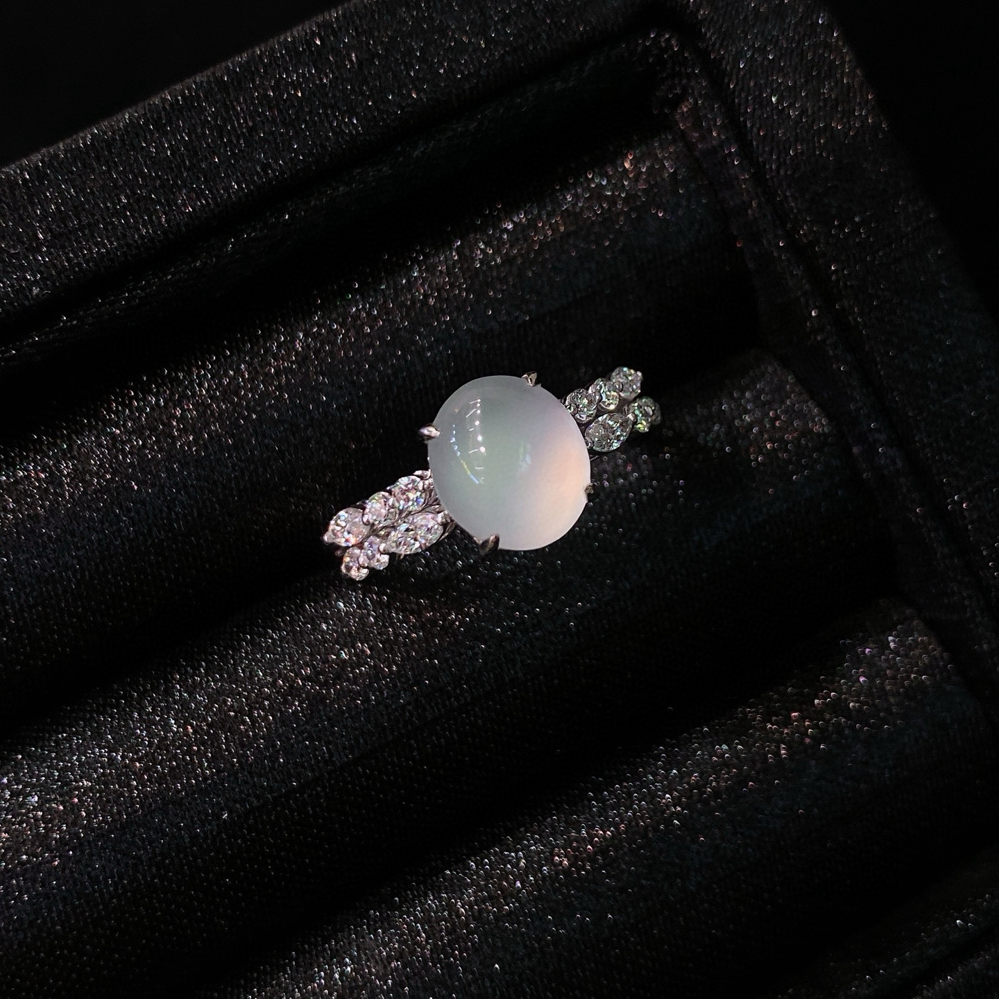 高冰蛋面戒指 
冰透水润，质地细腻
蛋面圆润饱满，18k金镶嵌
实物更美～