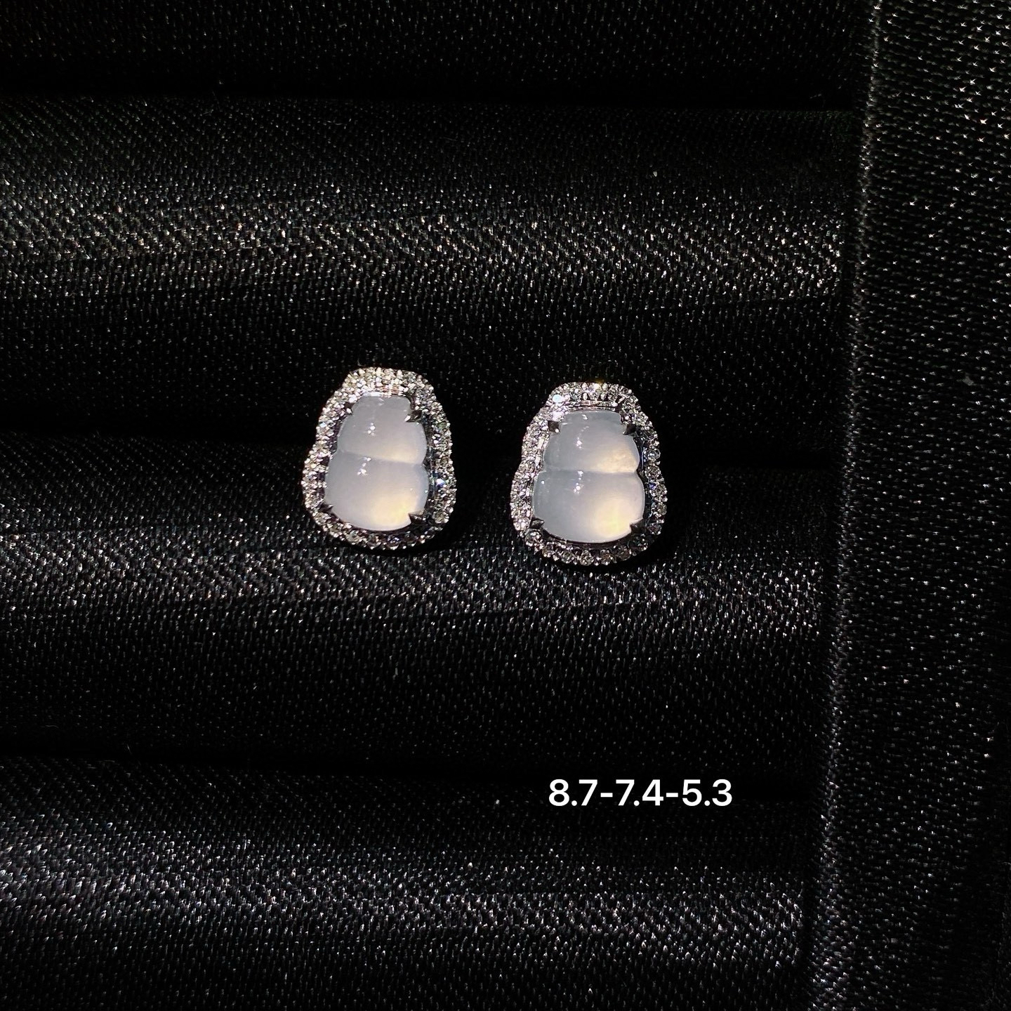 白冰葫芦耳钉 ，很饱满的小葫芦
干干净净，百搭精致
18k金镶嵌，设计简约时尚
实物更美～