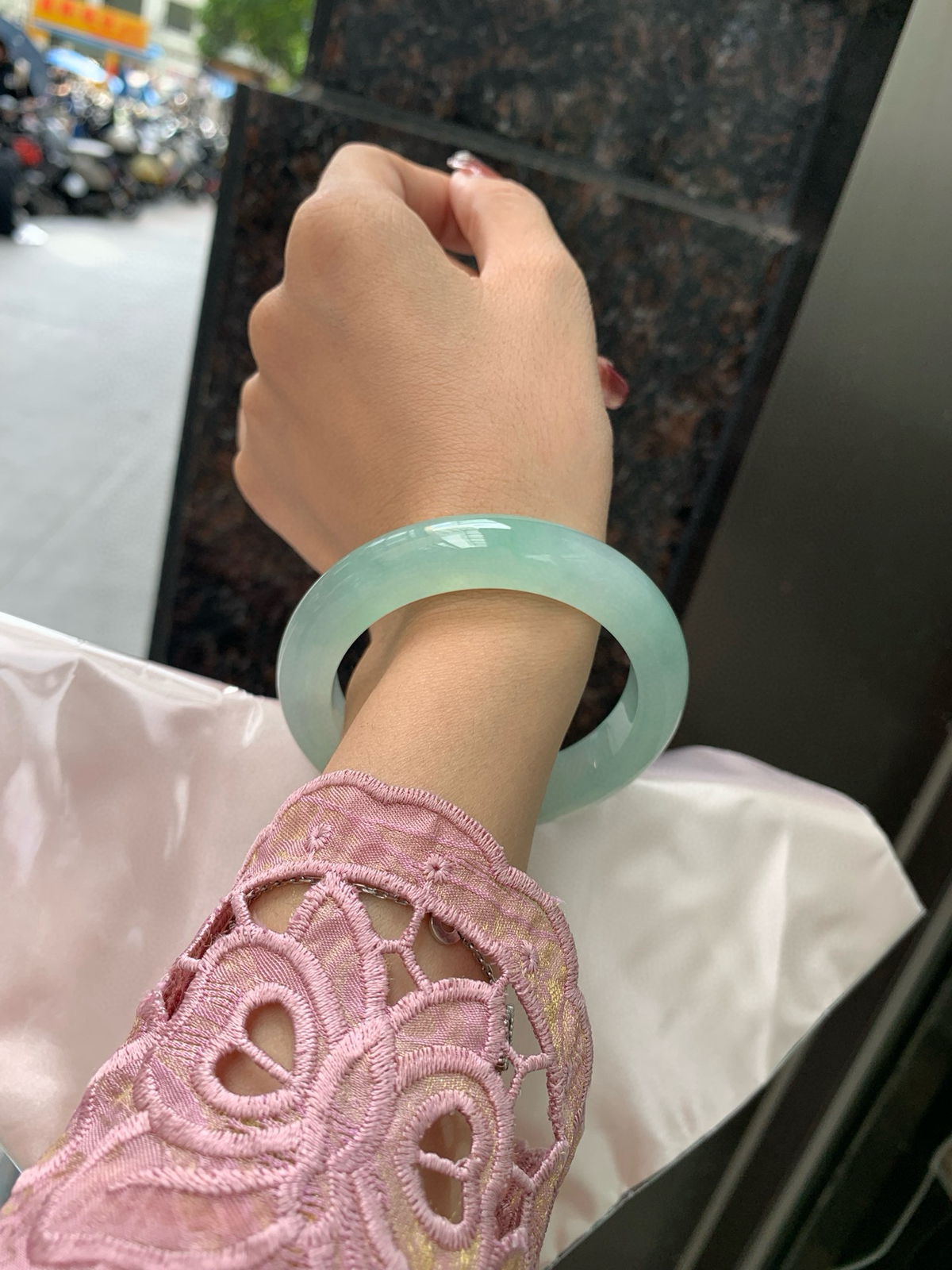 冰晴绿正圈
54.8-9.3-11.8
底妆水润细腻，满圈淡雅晴绿，像初春嫩芽落入清泉，均匀柔和，抬眼就是一片宁静感。