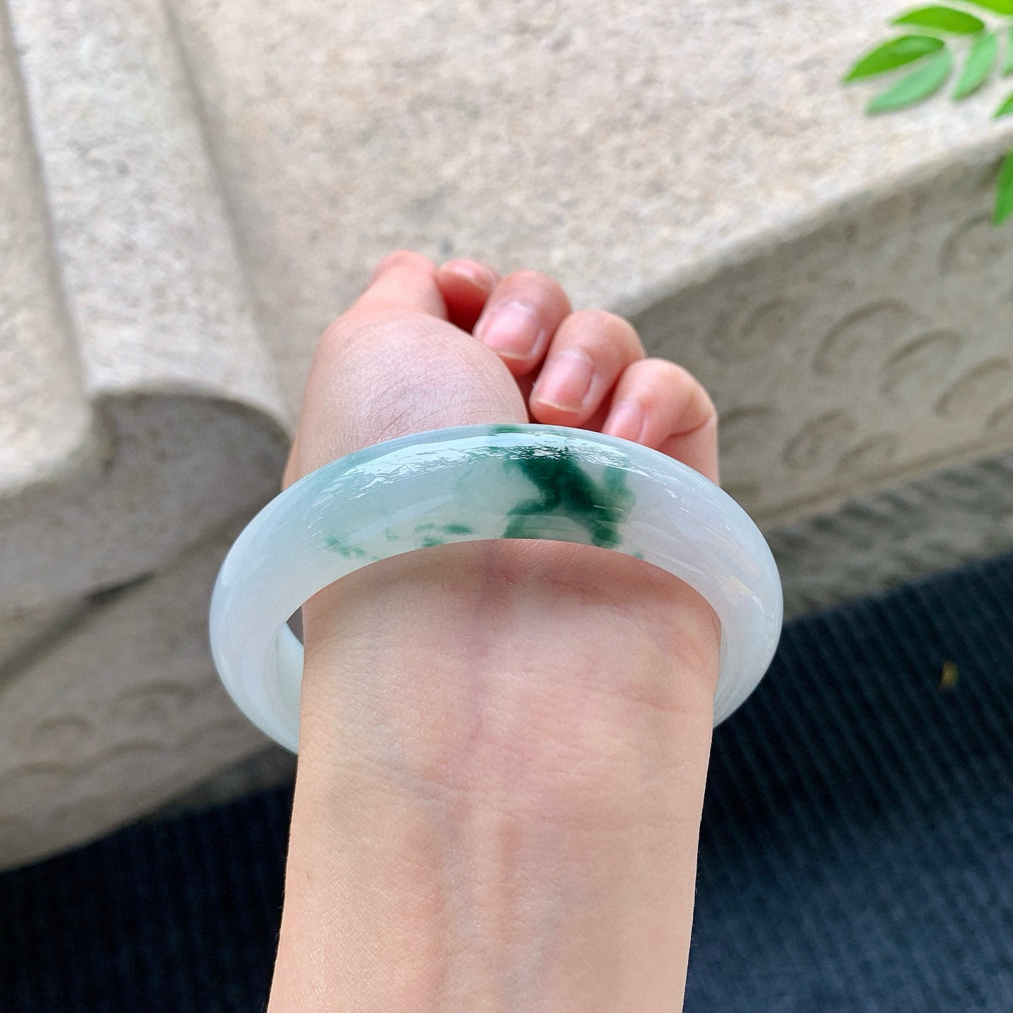 正圈60 61
【圈口】61.6/14.6/8.6
【描述】飘花，水润，种老，细腻，无裂纹！