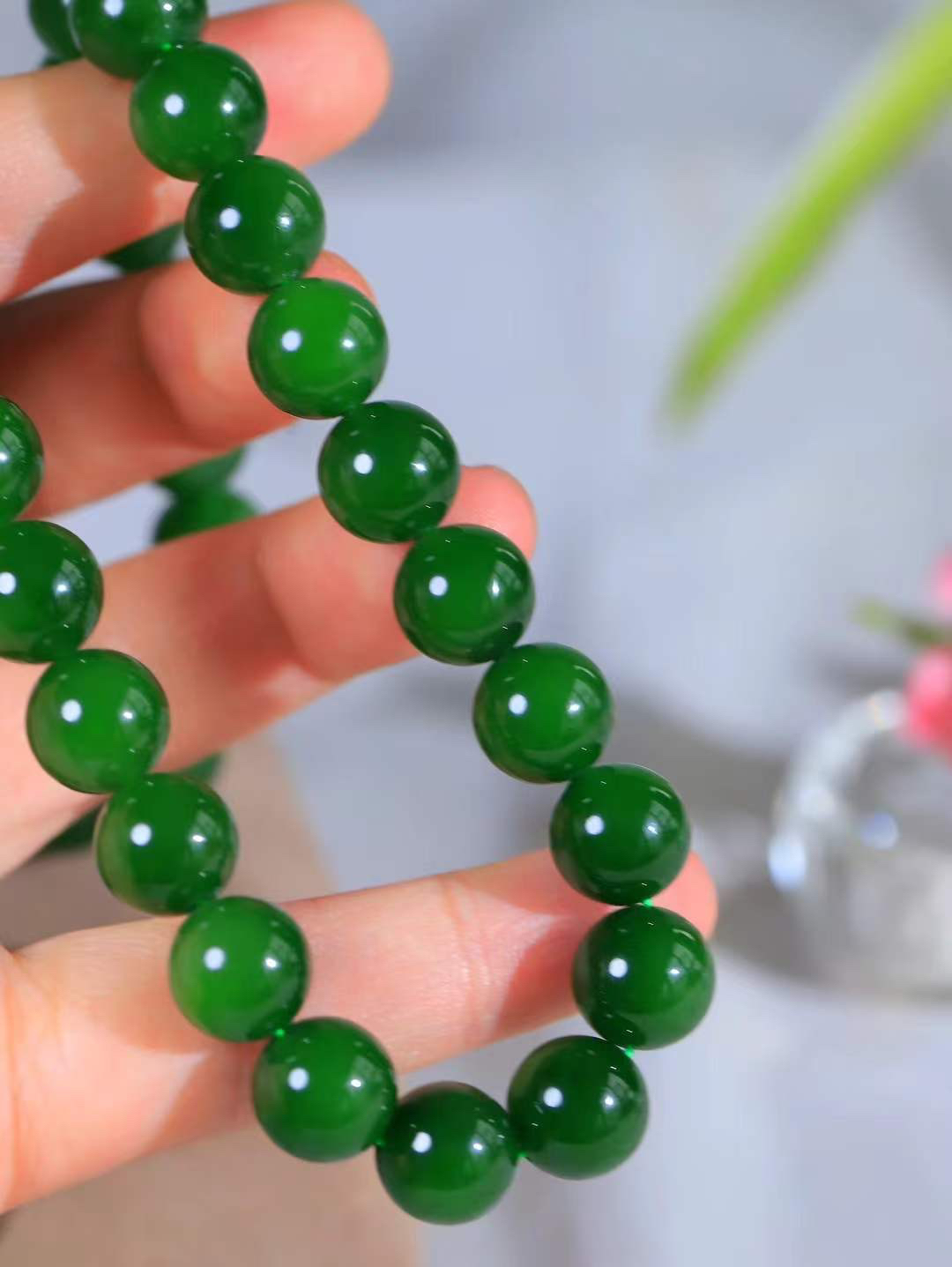 【珠圆玉润.项链】

收藏级臻品️和田玉碧玉珠圆玉润项链 玉质温润细腻  整串打磨圆润，佩戴舒适。珠珠落玉盘，间关莺语花底滑，一生美好时光，无论身在何处，都有它相伴相守。事事顺遂，幸福美满，吉祥如意。重115克 尺寸取一12mm  79352378A