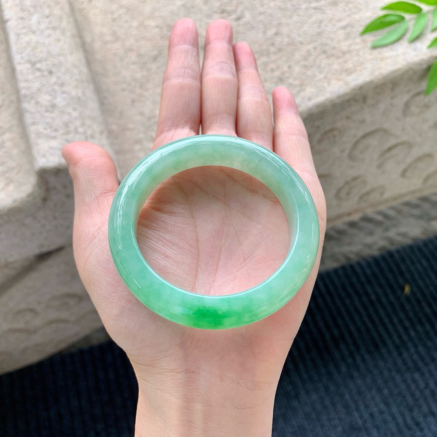 正圈51 52
【圈口】52.5/12.5/9
【描述】飘绿，水润，种老，细腻，无裂纹！