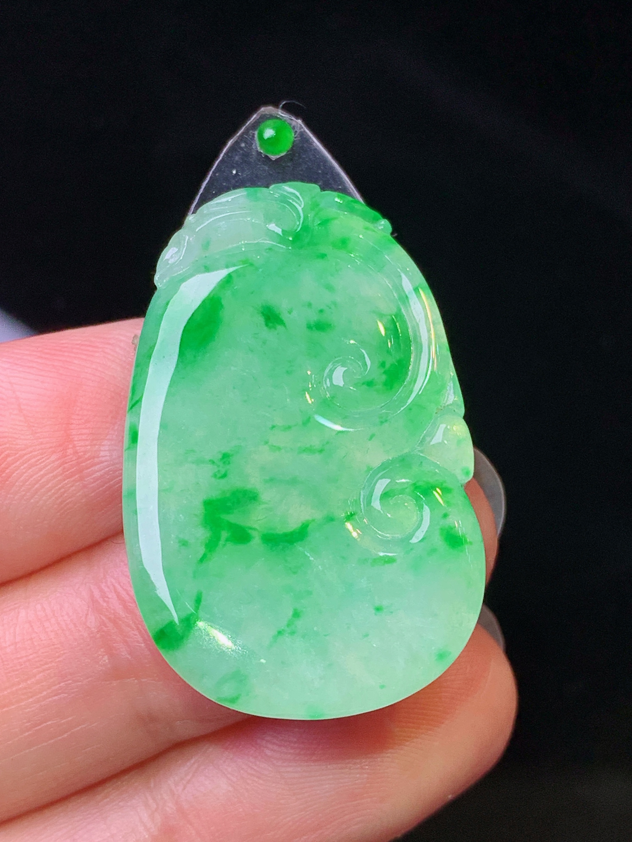 镶嵌款 翠绿如意吊坠 玉质细腻 色泽艳丽清新 水润亮眼 整体尺寸33.2*20.9*2.5*2x