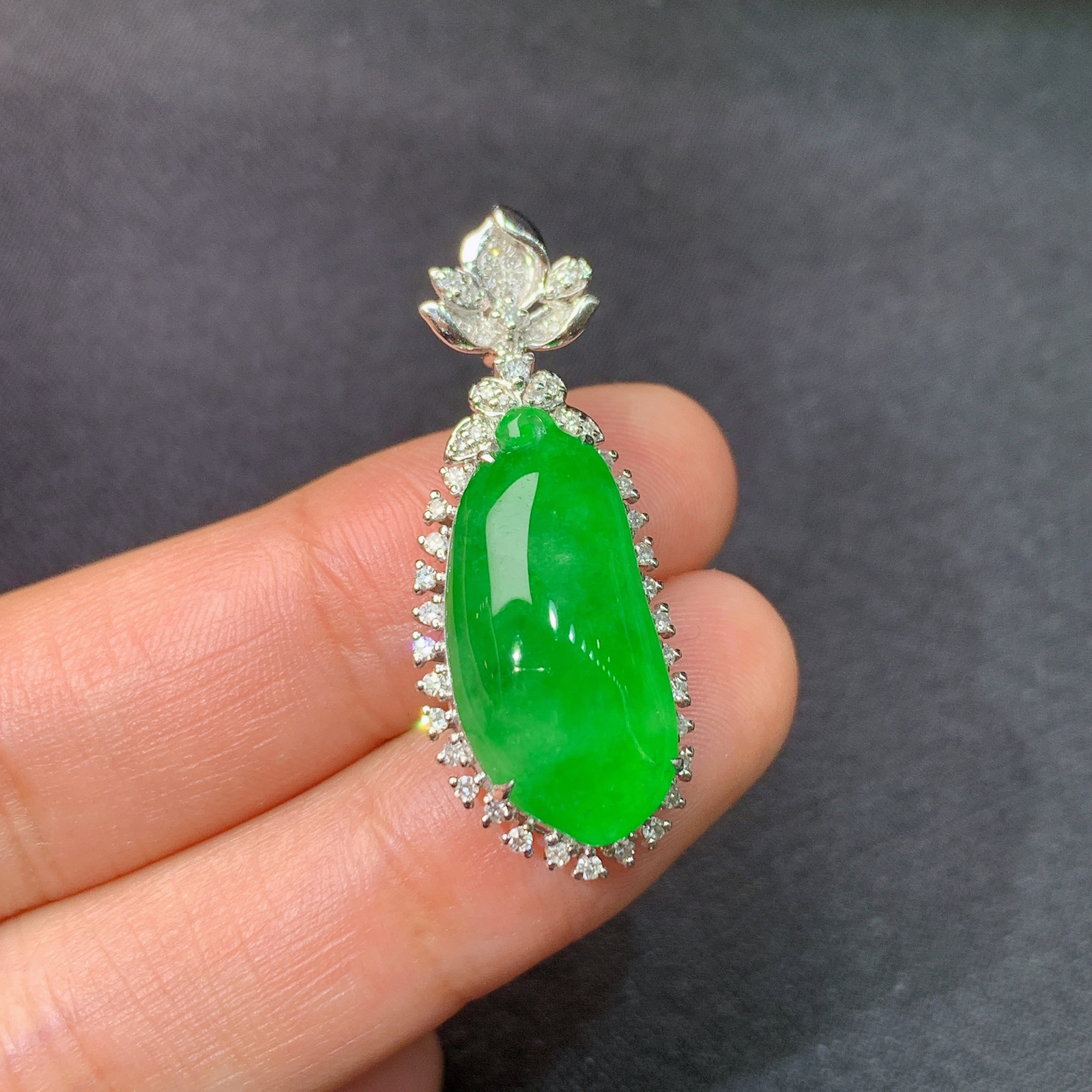 冰阳绿福瓜吊坠，18k金镶嵌，冰润色阳，玉质细腻，种水足，Ax 尺寸33.3*12.8*8.8