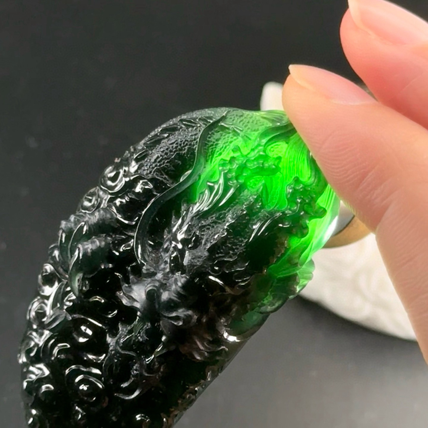 精品18k墨翠龙牌 种好色正 黑度好 打灯通透 油性足 立体饱满  尺寸57.3