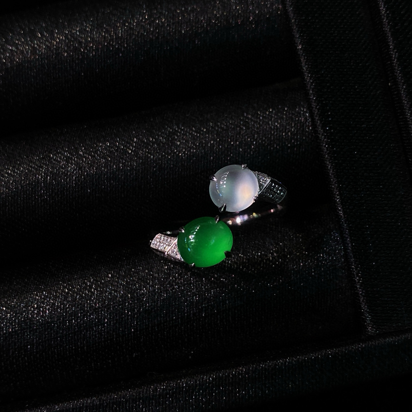 双色蛋面戒指 
冰绿蛋组合戒指，晶莹剔透
女神范十足，梦幻美感十足
18k金镶嵌，简镶真的很耐看