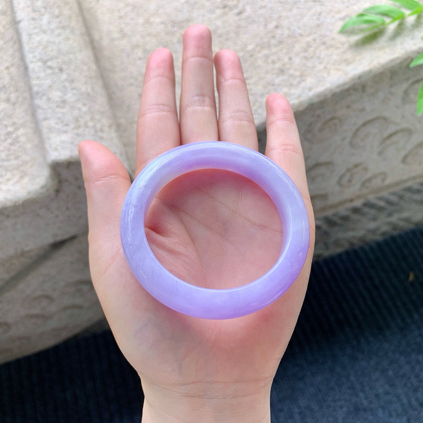 正圈50 51
【圈口】51.1/12/8.6
【描述】艳紫，满紫，水润，种老，细腻，无裂纹！