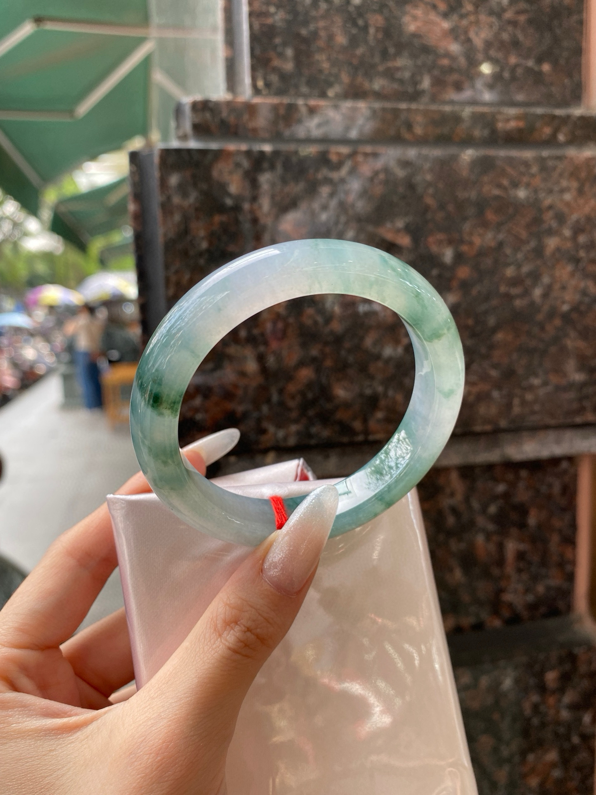 【冰蓝飘花手镯】
尺寸：55.8-12.1-8.9
自然光无滤镜，原图直出