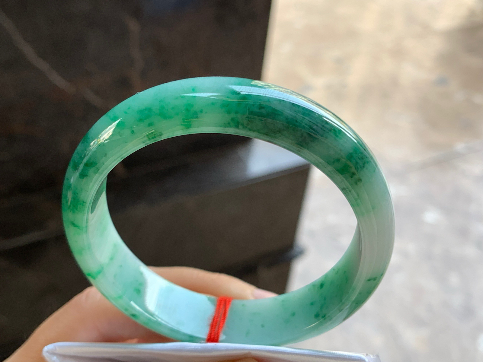 56.5-14.3-7.6

辣绿色手镯^_^鲜艳 玉质温润