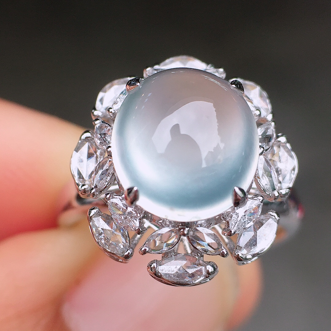 玻璃种蛋面戒指，玉质细腻，荧光感超
强，饱满圆润，尽显优雅气质，18k
金豪华镶嵌