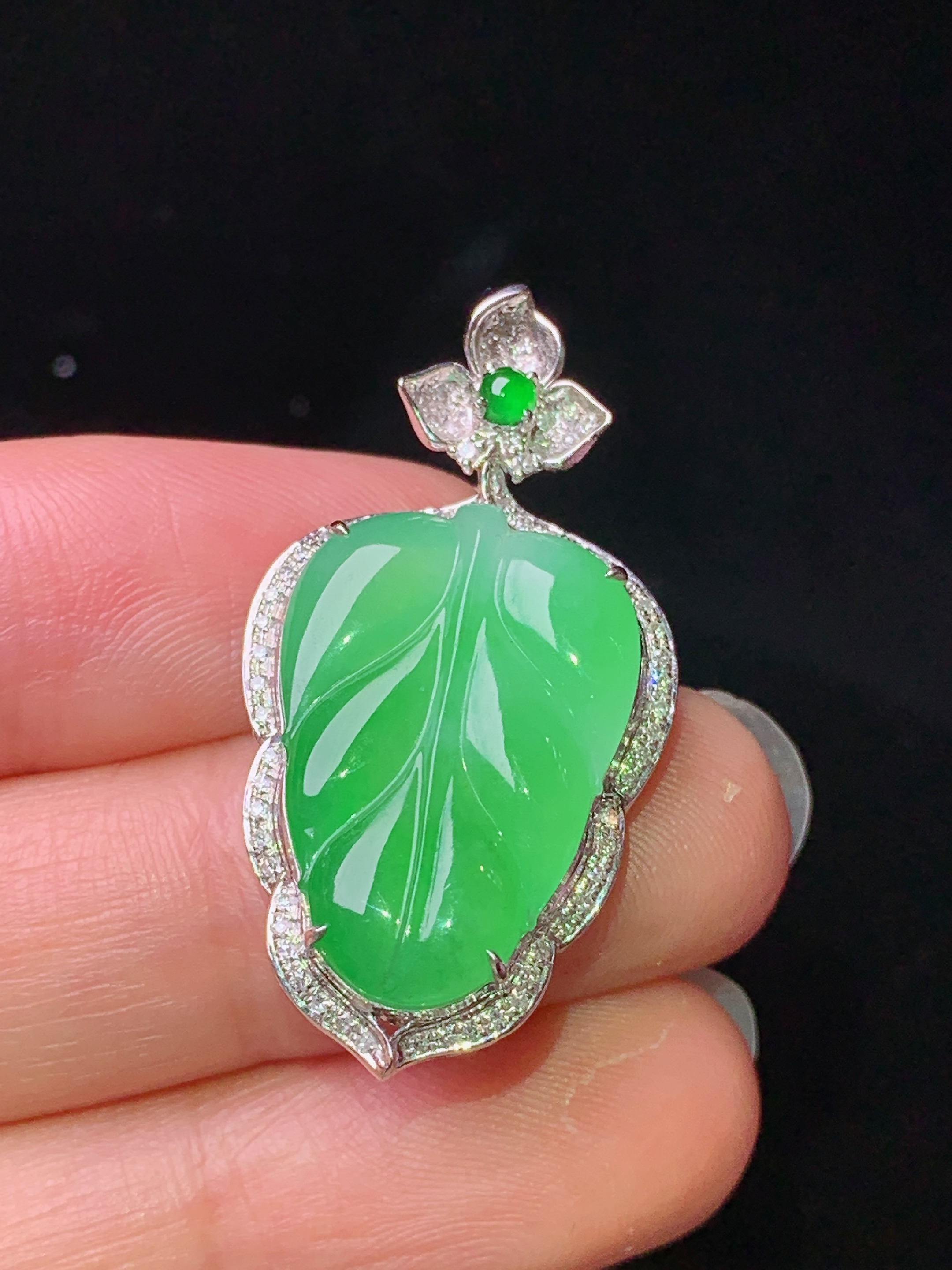 18k金钻镶嵌翠绿树叶吊坠 玉质细腻 色泽艳丽清新 水润亮眼 整体尺寸33.5*17.8*7t1