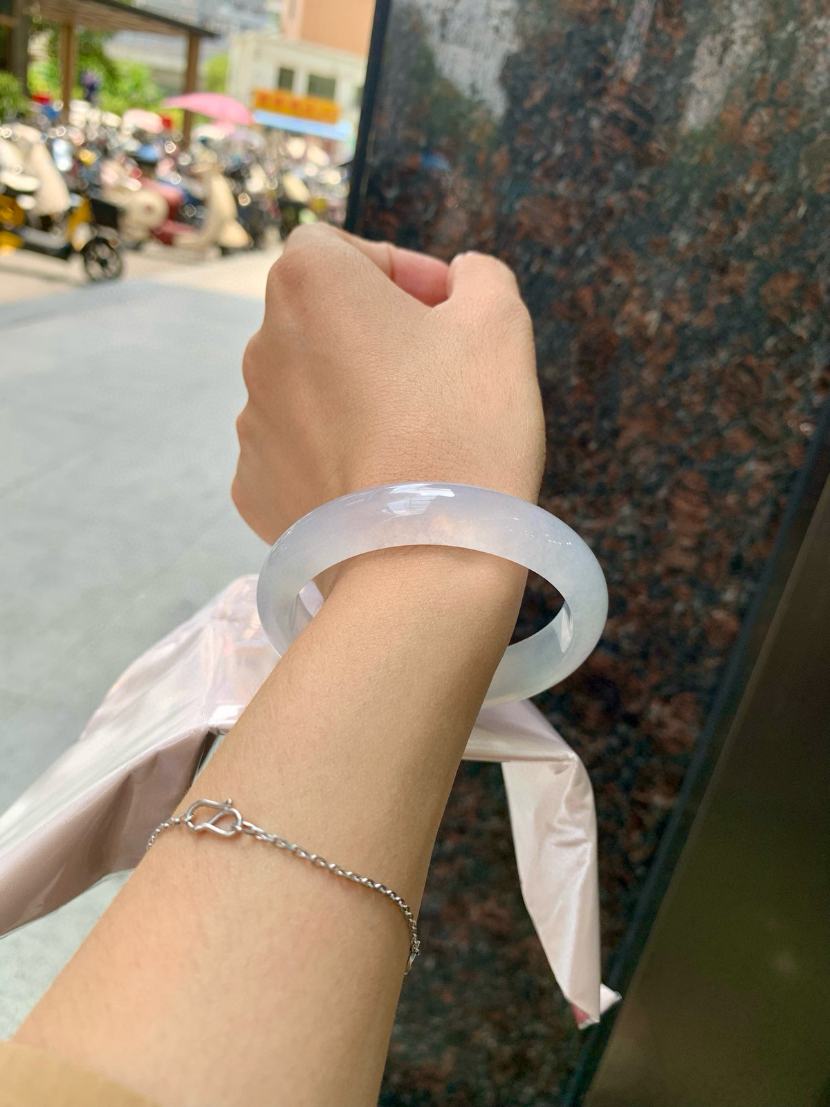 冰粉紫贵妃
54-48-7.6-12.3
底妆冰透有光感，梦幻冰粉紫，颜色淡雅，不像高饱和度的紫色那样扎眼，种水很通透，盈润感满满，不需要过多修饰，简单雕琢，韵味尽显其中。