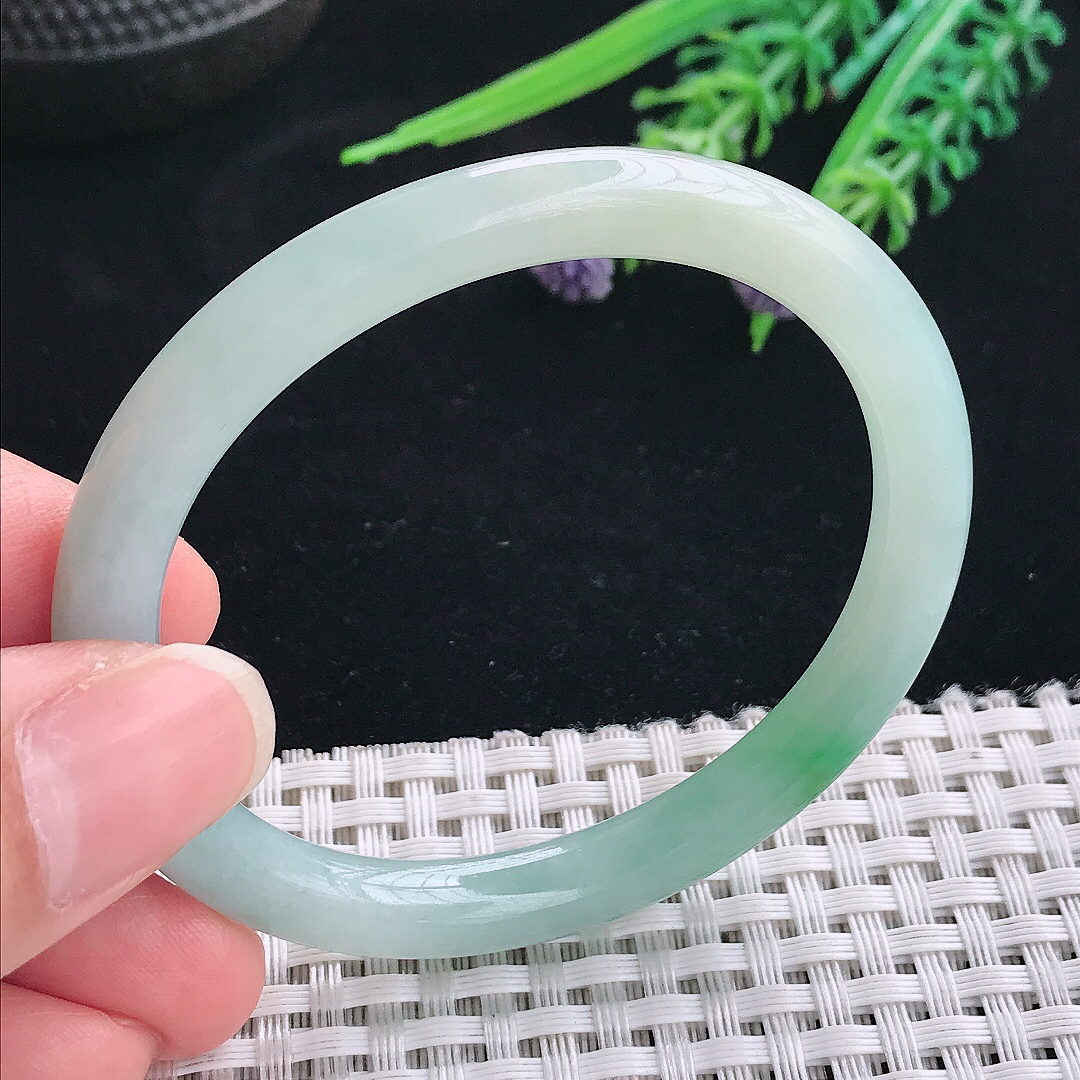 实拍A货翡翠52.5/48.5/7.4/7.2老坑冰胶水灵飘绿贵妃手镯叮当镯