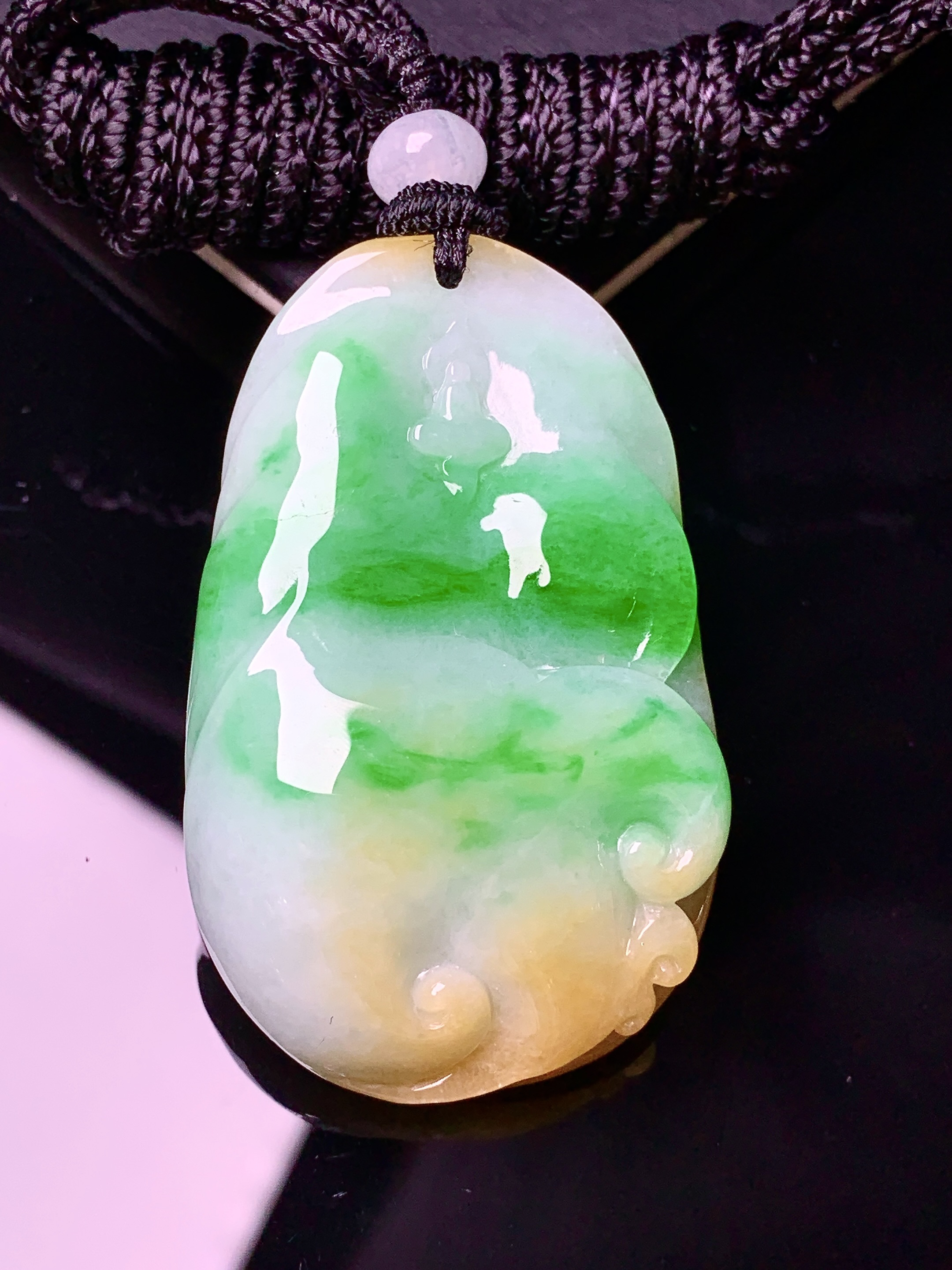 飘黄绿翡悟道吊坠 玉质细腻 色泽艳丽清新 水润亮眼 整体尺寸47.2*29.2*11w1
