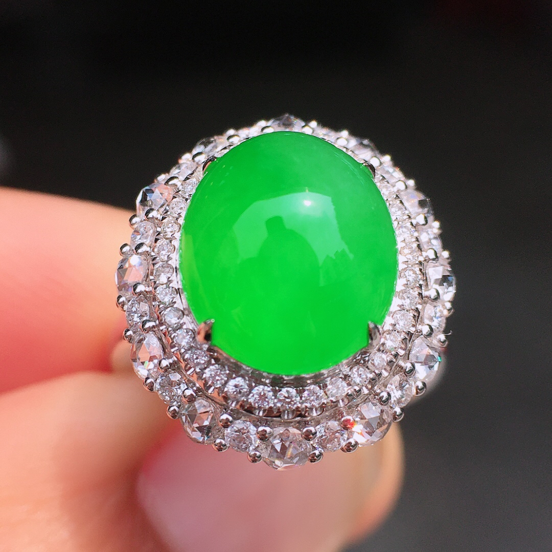 阳绿蛋面戒指，色泽均匀艳丽，玉质细腻，荧光感超
强，饱满圆润，尽显优雅气质，18k
金豪华镶嵌