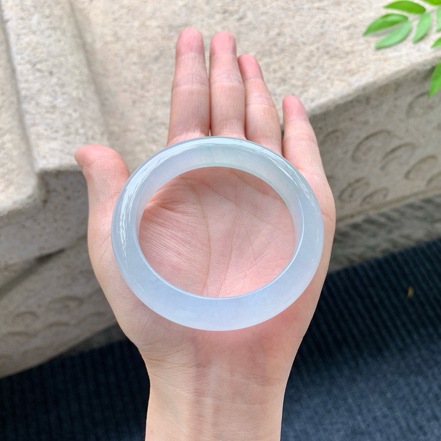 正圈55 56
【圈口】55.2/12/8.8
【描述】冰淡绿，水润，种老，细腻，无裂纹！