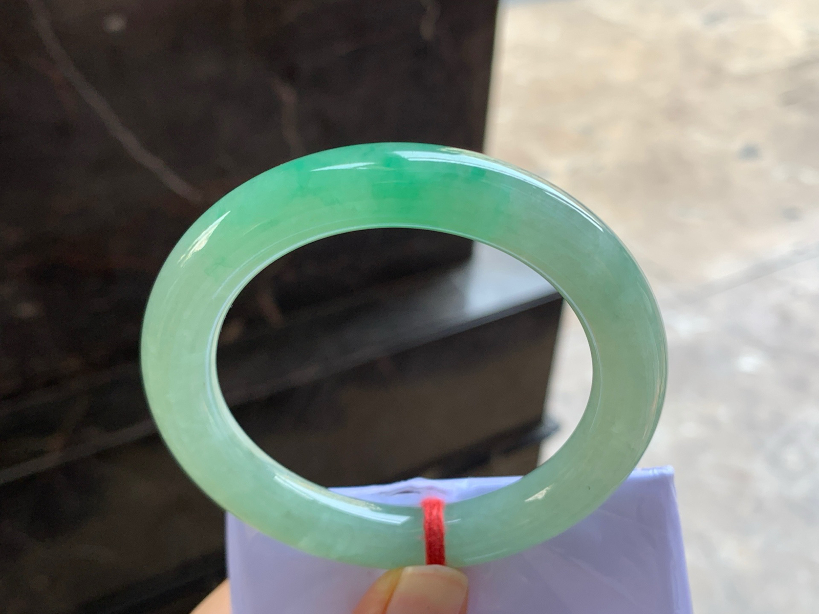 54-10.4

绿色圆条手镯^_^鲜艳 玉质温润 色阳