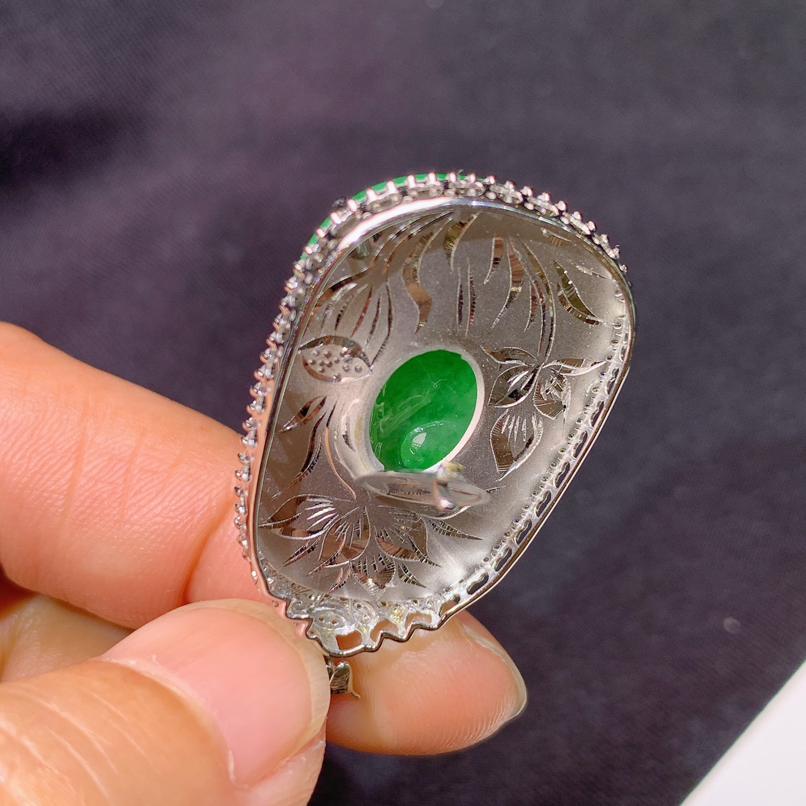 阳绿如意吊坠，18k金镶嵌，冰润色阳，玉质细腻，种水足，Mng 尺寸40.8*20.7*6.3