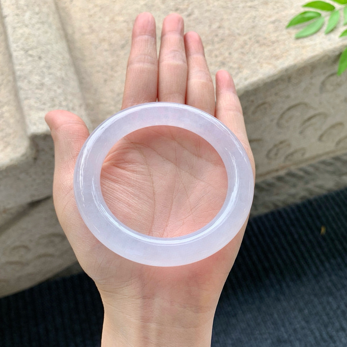 圆条55 56
【圈口】55/10.1/10.8
【描述】冰淡紫，水润，种老，细腻，无裂纹！