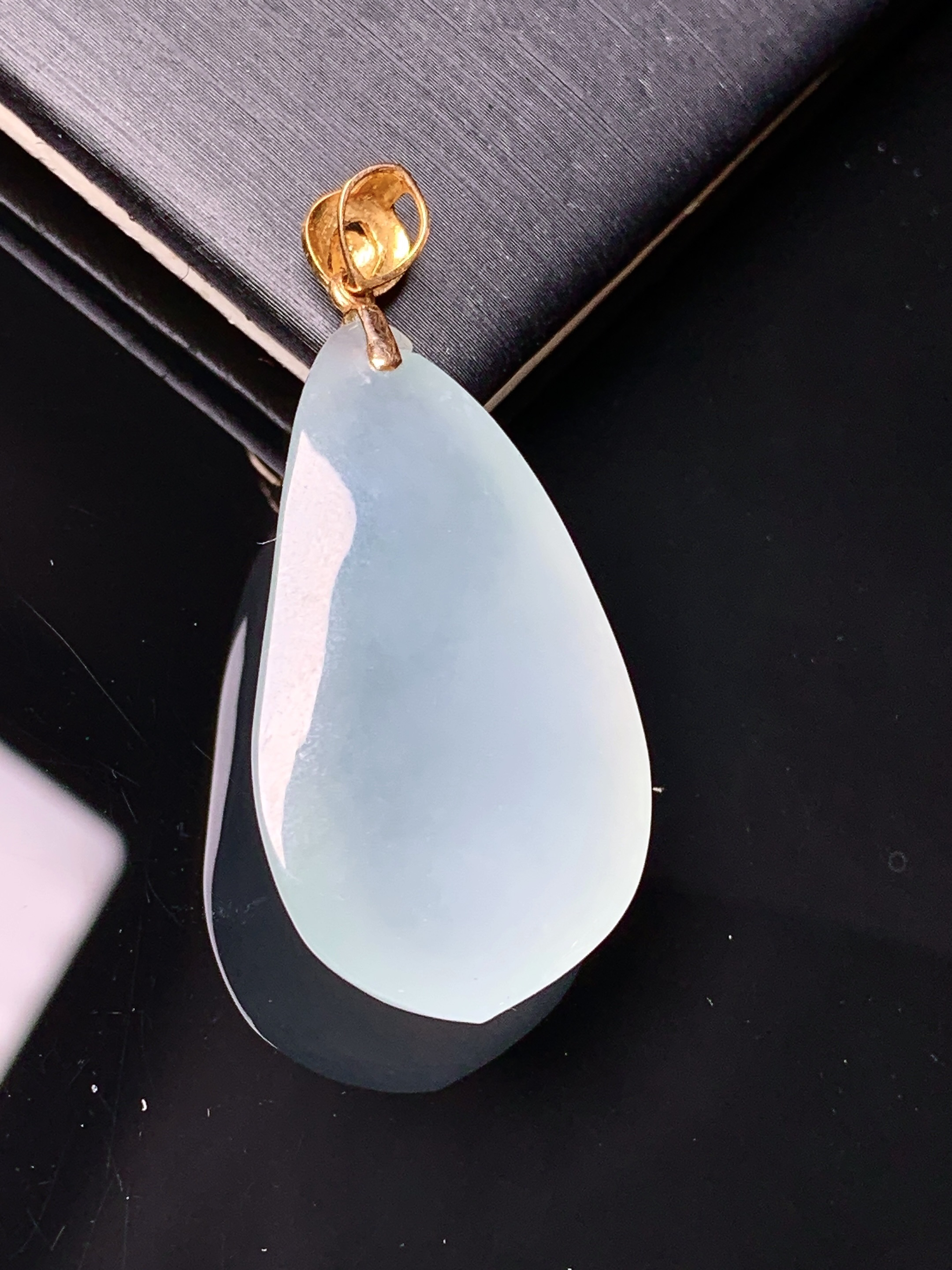 18k金镶嵌冰种福瓜吊坠 玉质细腻 色泽艳丽清新 水润亮眼 整体尺寸40.6*19*10j2