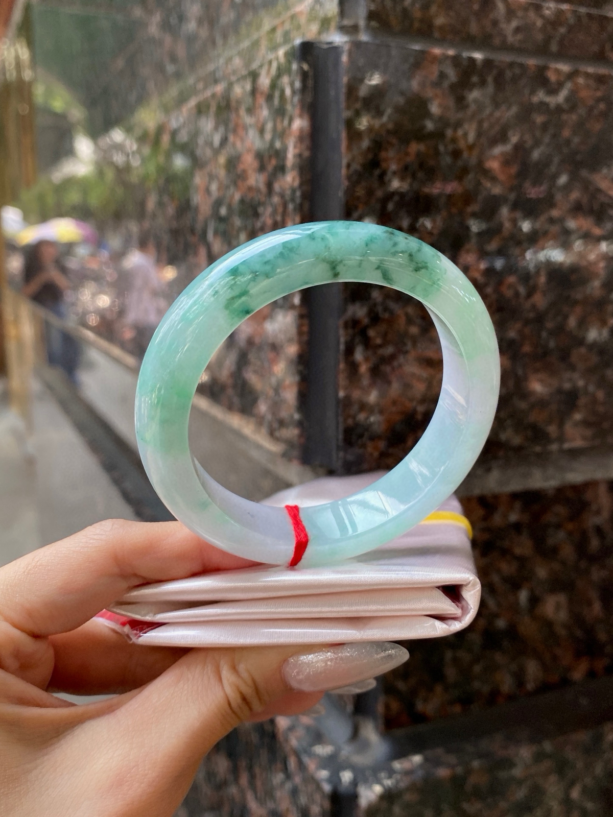 【宽版飘花手镯】
尺寸：56-14-9.2
自然光无滤镜，原图直出