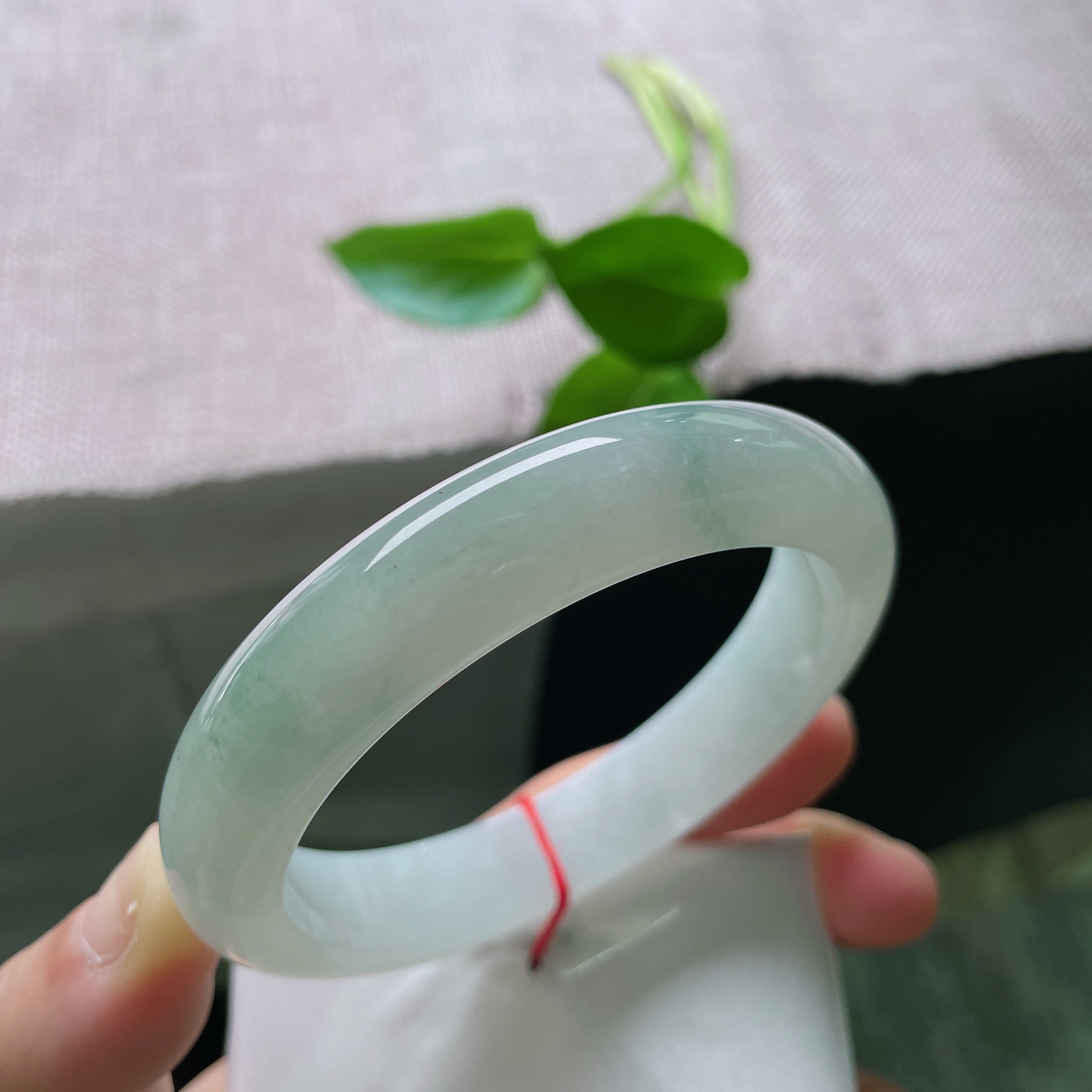 60.1/13/8.8，浅绿底正圈，大圈口，是初春柳梢，日光透过的颜色。一点皮纹，