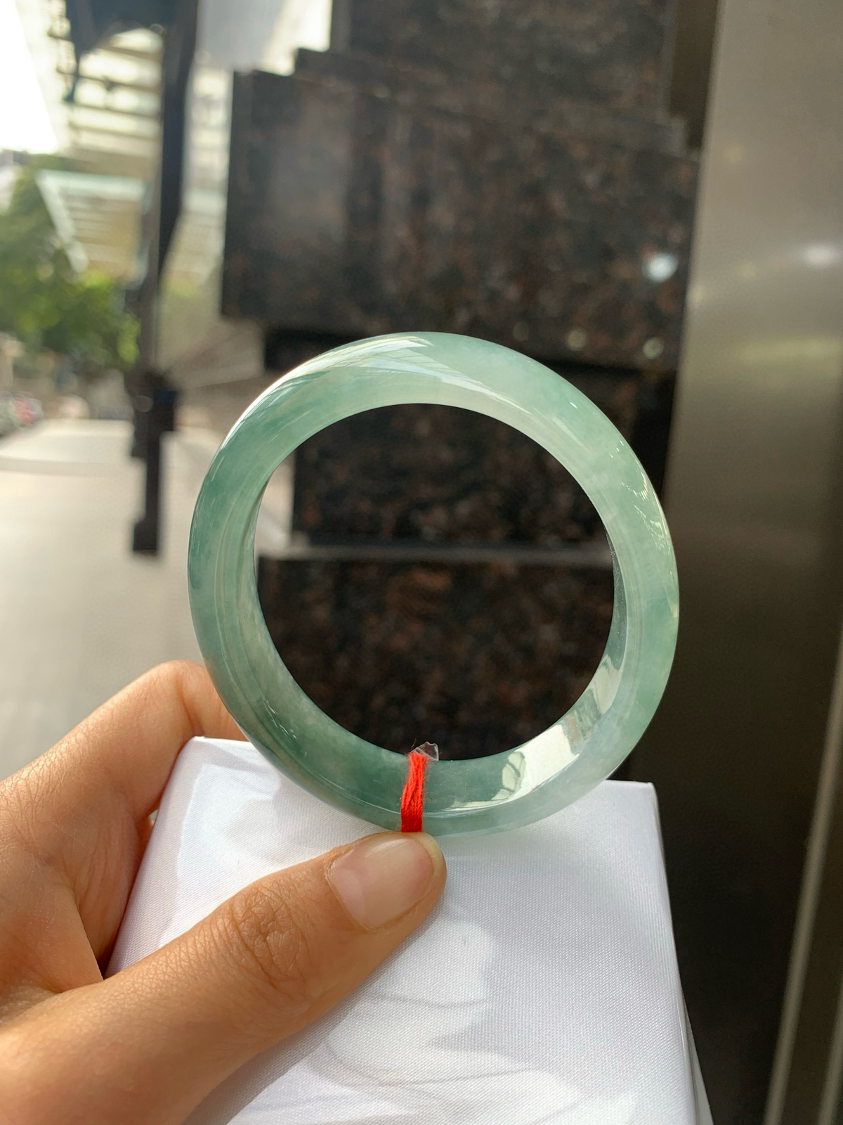 冰油绿贵妃，无纹裂
56.5+49.5-13.2-7.2
底妆冰透细腻，满圈油绿底，色泽浓郁得像茂密的森林，神秘又不失贵气，韵味悠长，上手彰显古典之美