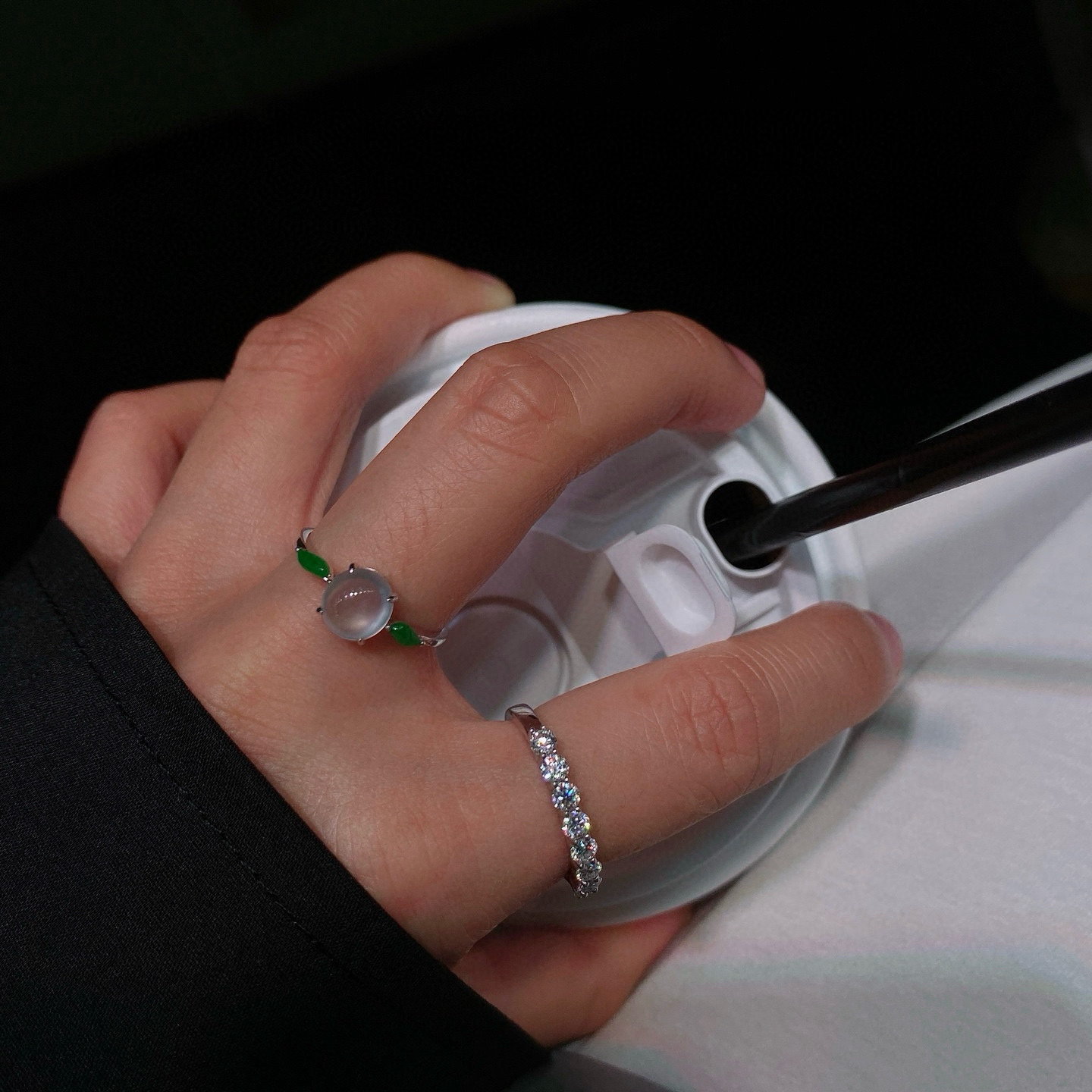 冰种蛋面戒指 
通透如冰，光泽细腻
18k金镶嵌，轻奢优雅
实物更美～