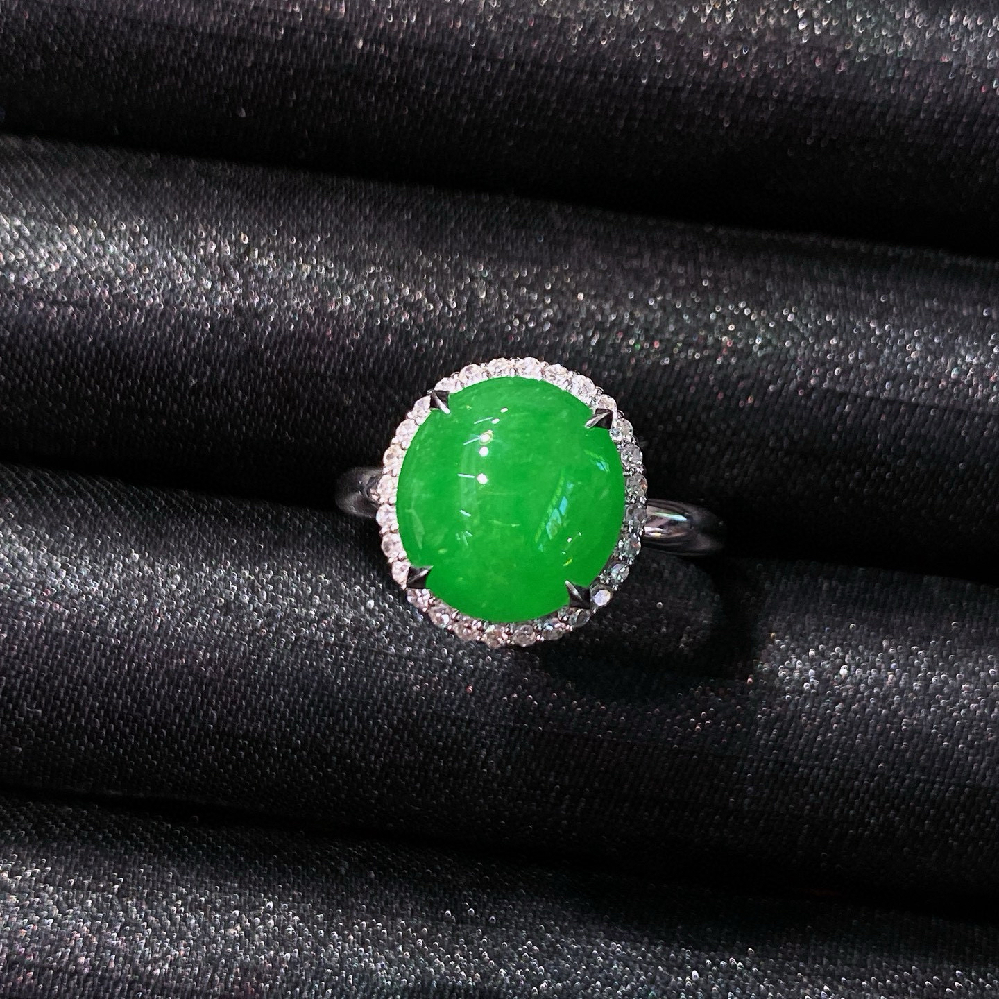 辣阳绿蛋面戒指 
色泽浓郁鲜亮，圆润饱满
18k金镶嵌，简镶真的很耐看
实物更美～