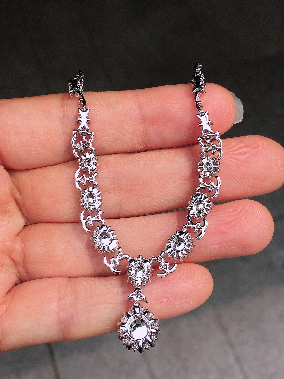 阳绿蛋面锁骨链，色泽均匀艳丽，玉质细腻，荧光感超
强，饱满圆润，尽显优雅气质，18k
金豪华镶嵌