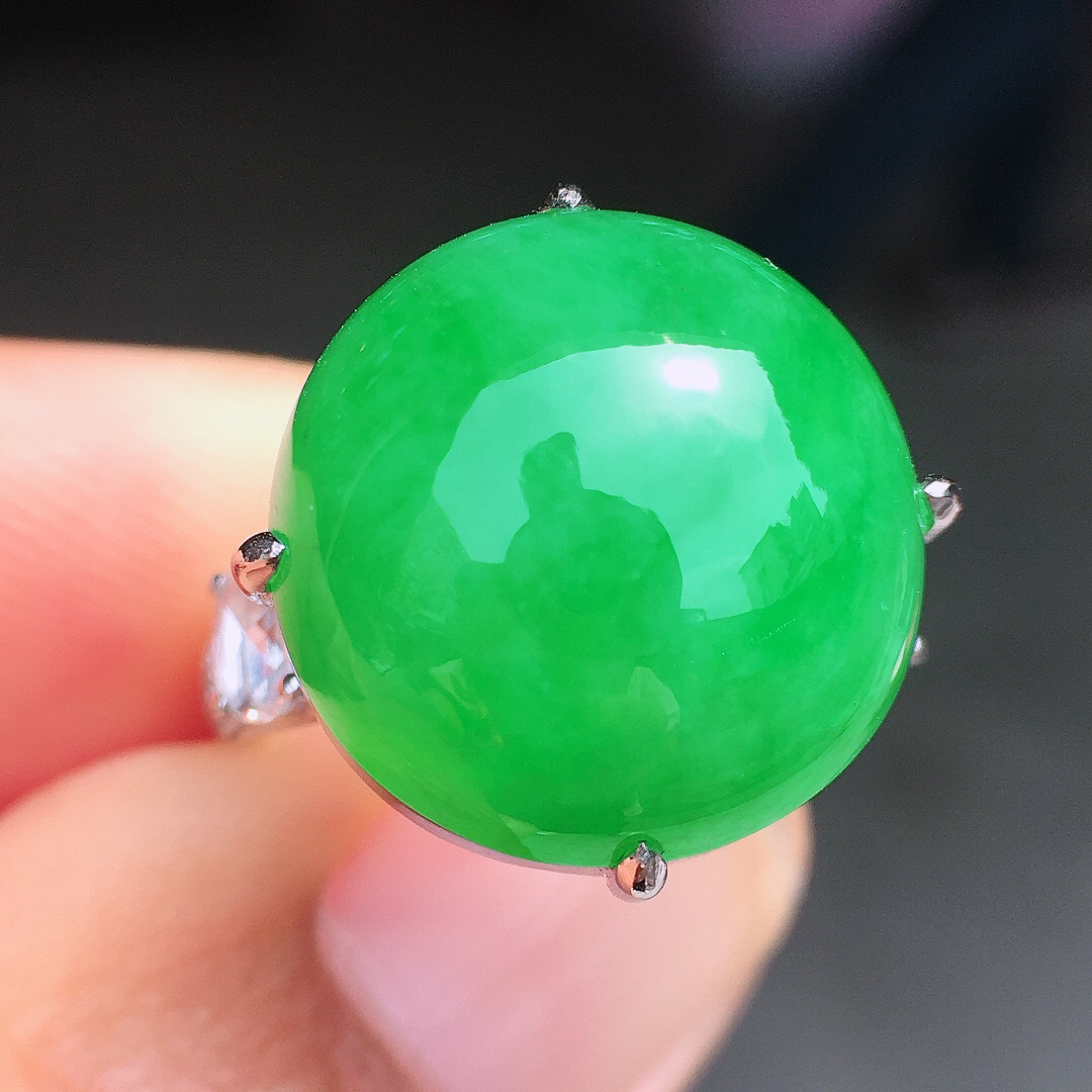 阳绿蛋面戒指，色泽均匀艳丽，玉质细腻，荧光感超
强，饱满圆润，尽显优雅气质，18k
金豪华镶嵌